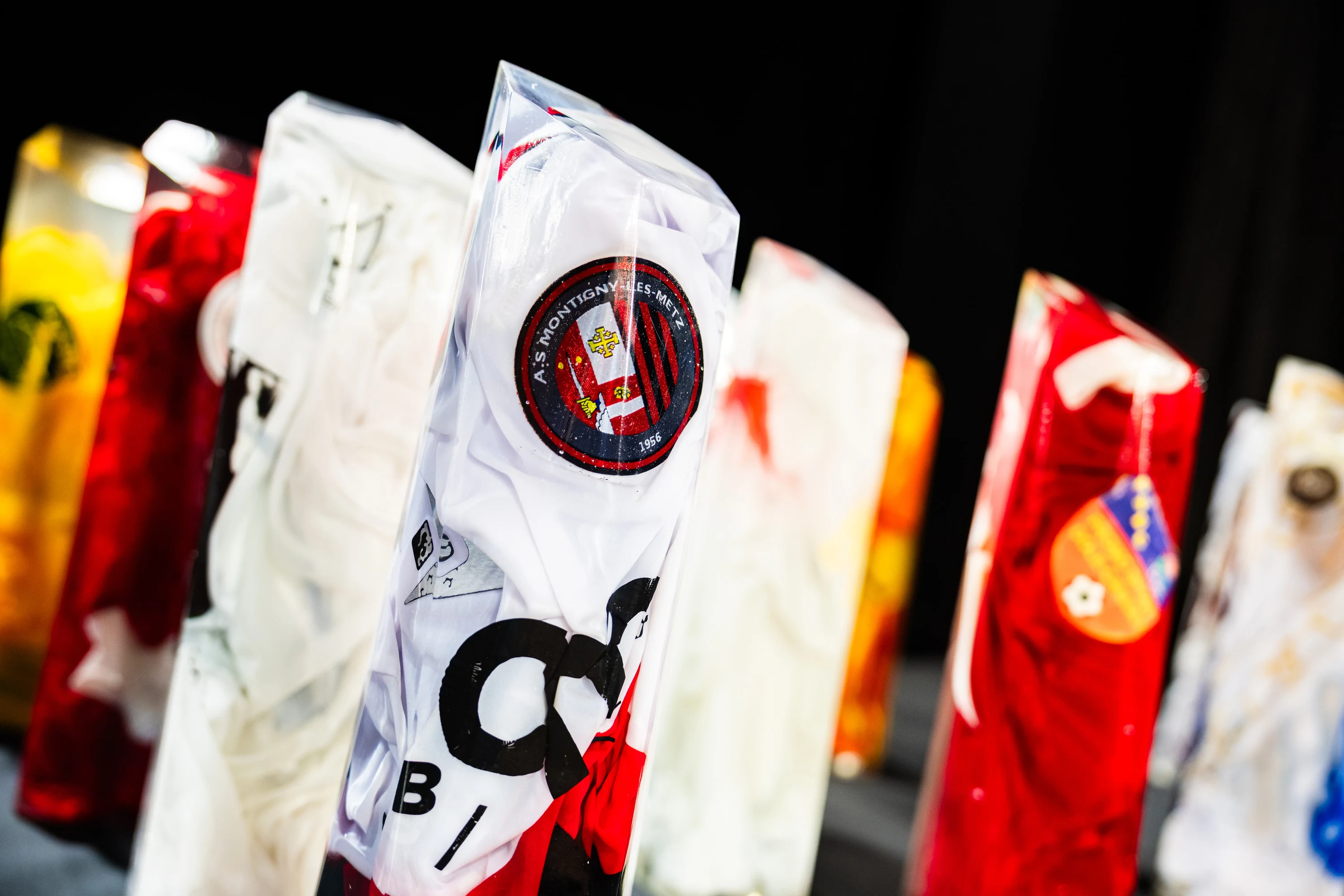 Détail des trophées, chaque sculpture habillée du maillot d'un club