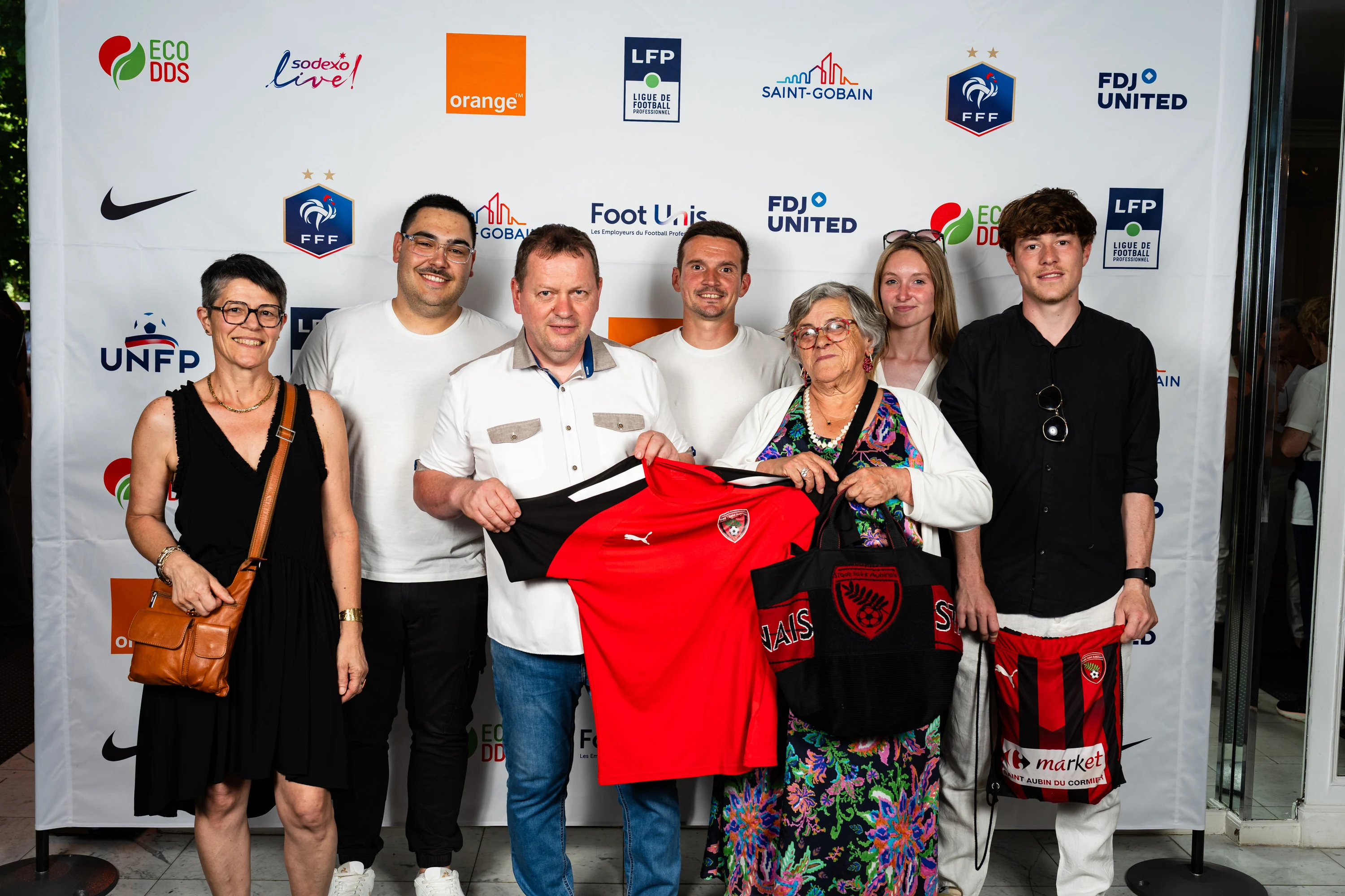 Une équipe de club amateur au photocall, maillot en main
