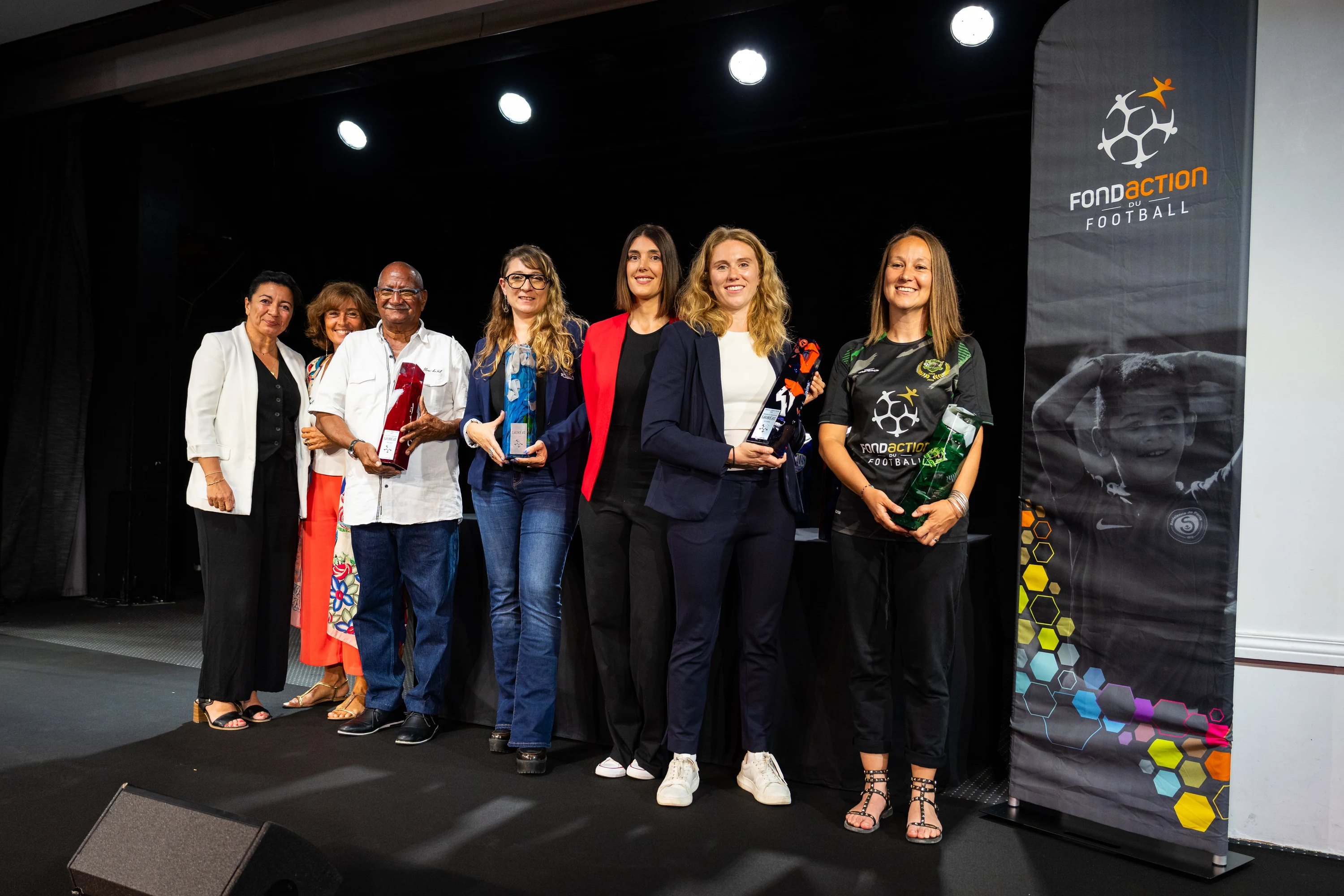 Les lauréates réunies sur scène, trophée à la main