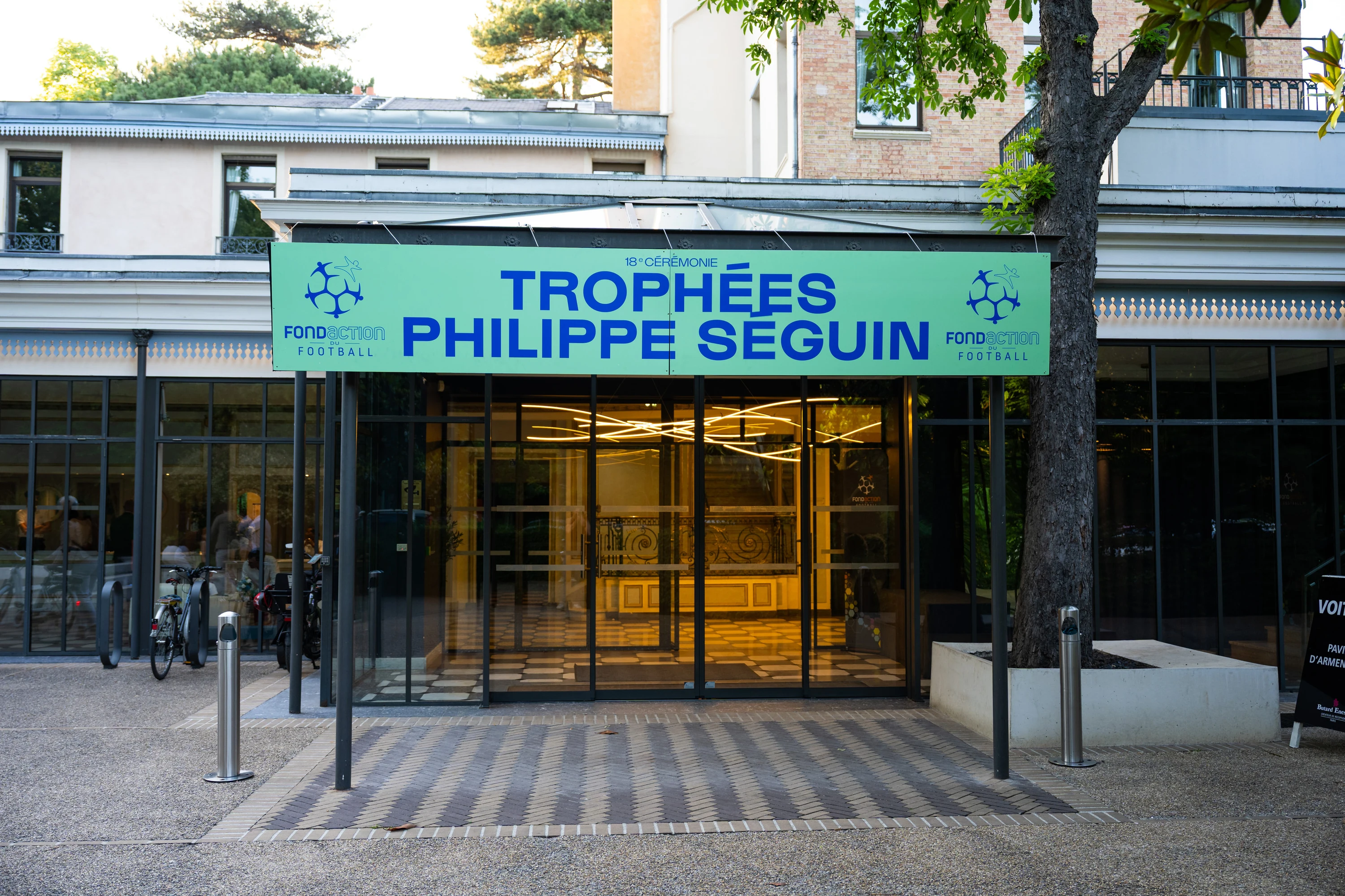L'entrée du Pavillon d'Armenonville habillée aux couleurs des Trophées Philippe Séguin