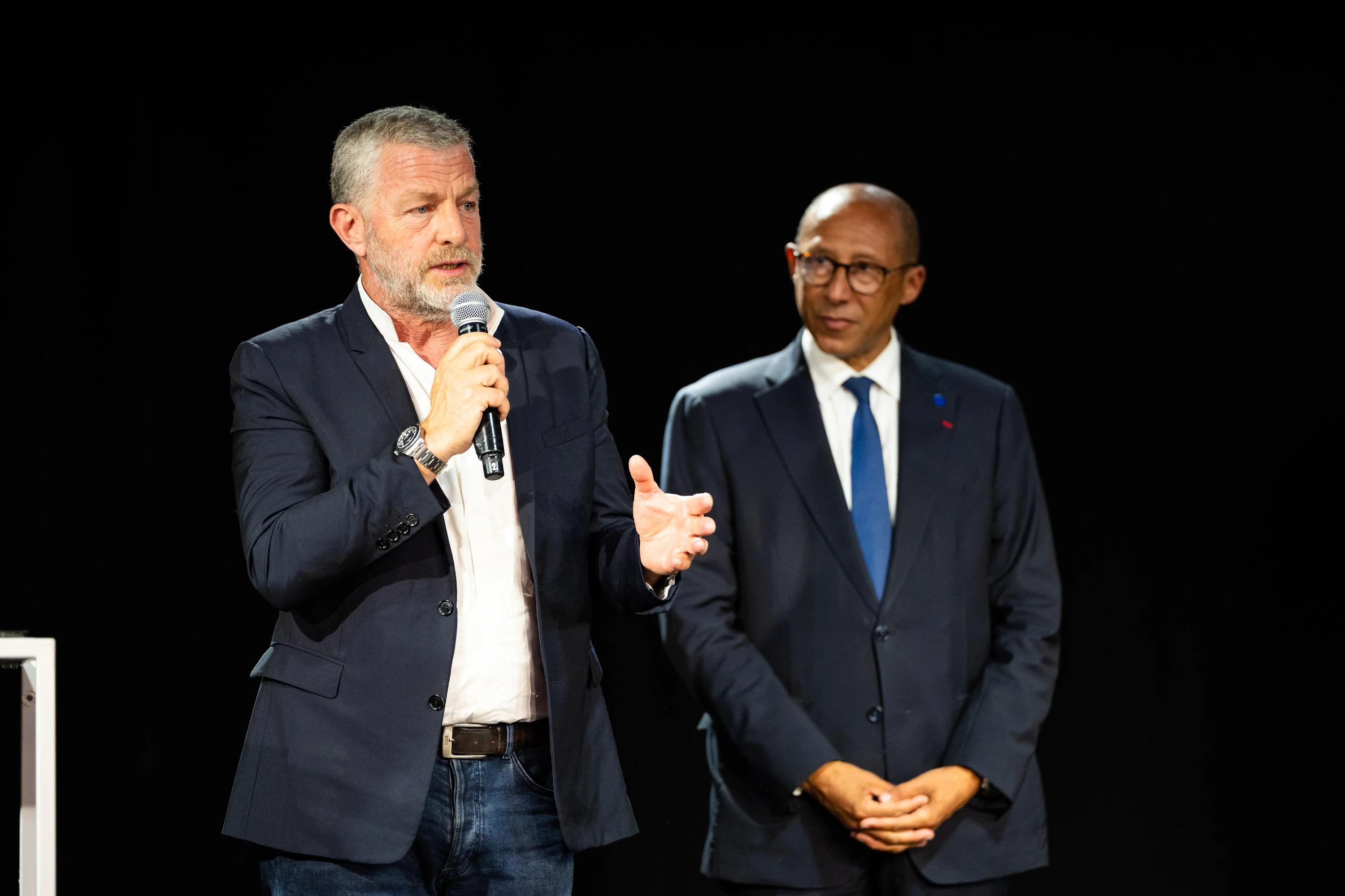 Deux intervenants échangent au micro sur la scène
