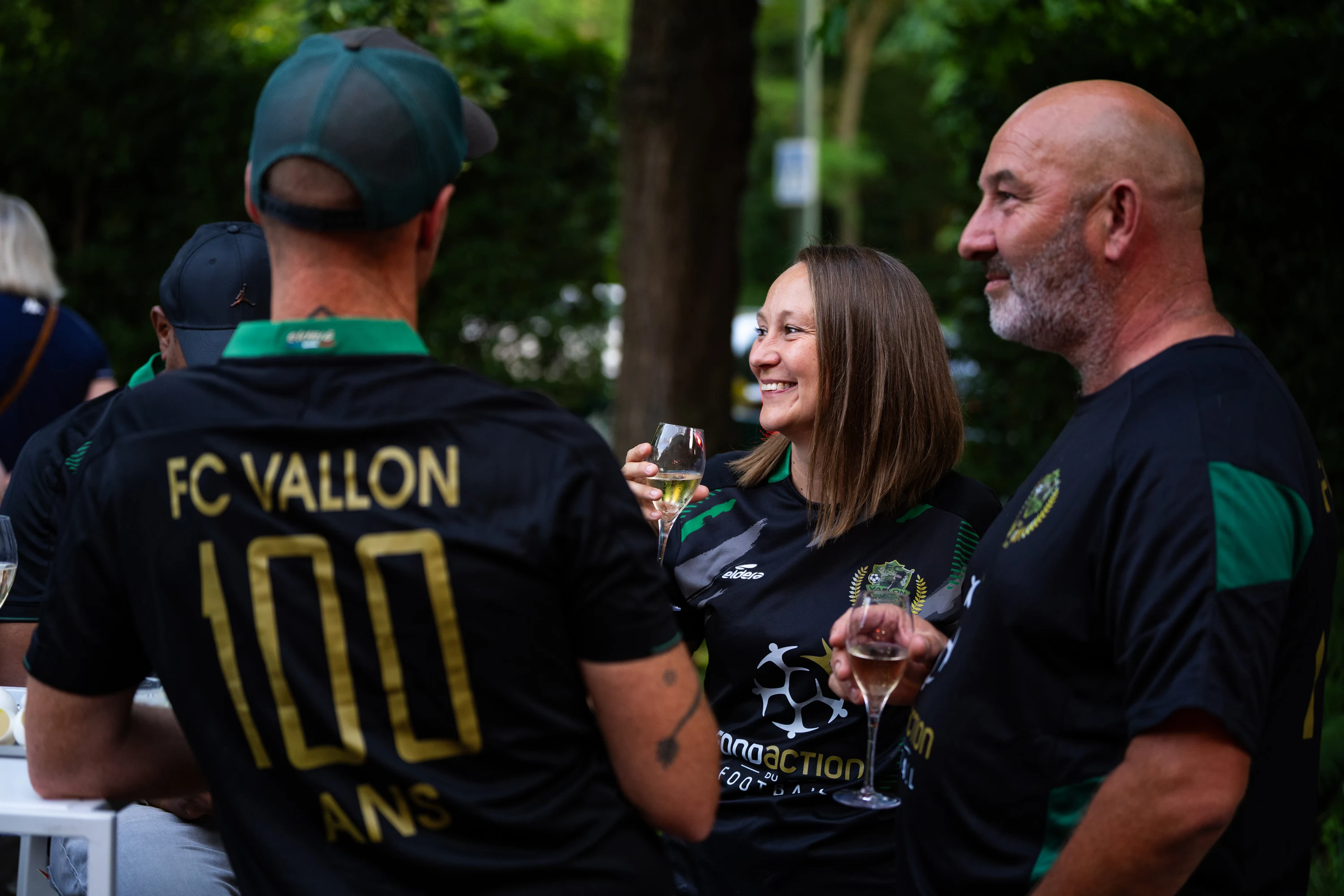 Les cent ans du FC Vallon fêtés au cocktail, maillot floqué dans le dos