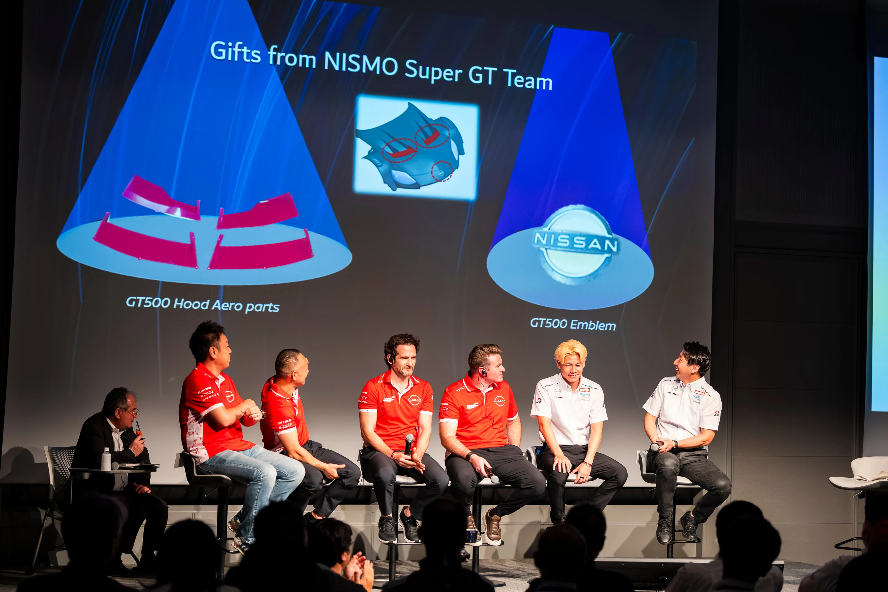 Présentation des cadeaux du NISMO Super GT Team pendant la rencontre