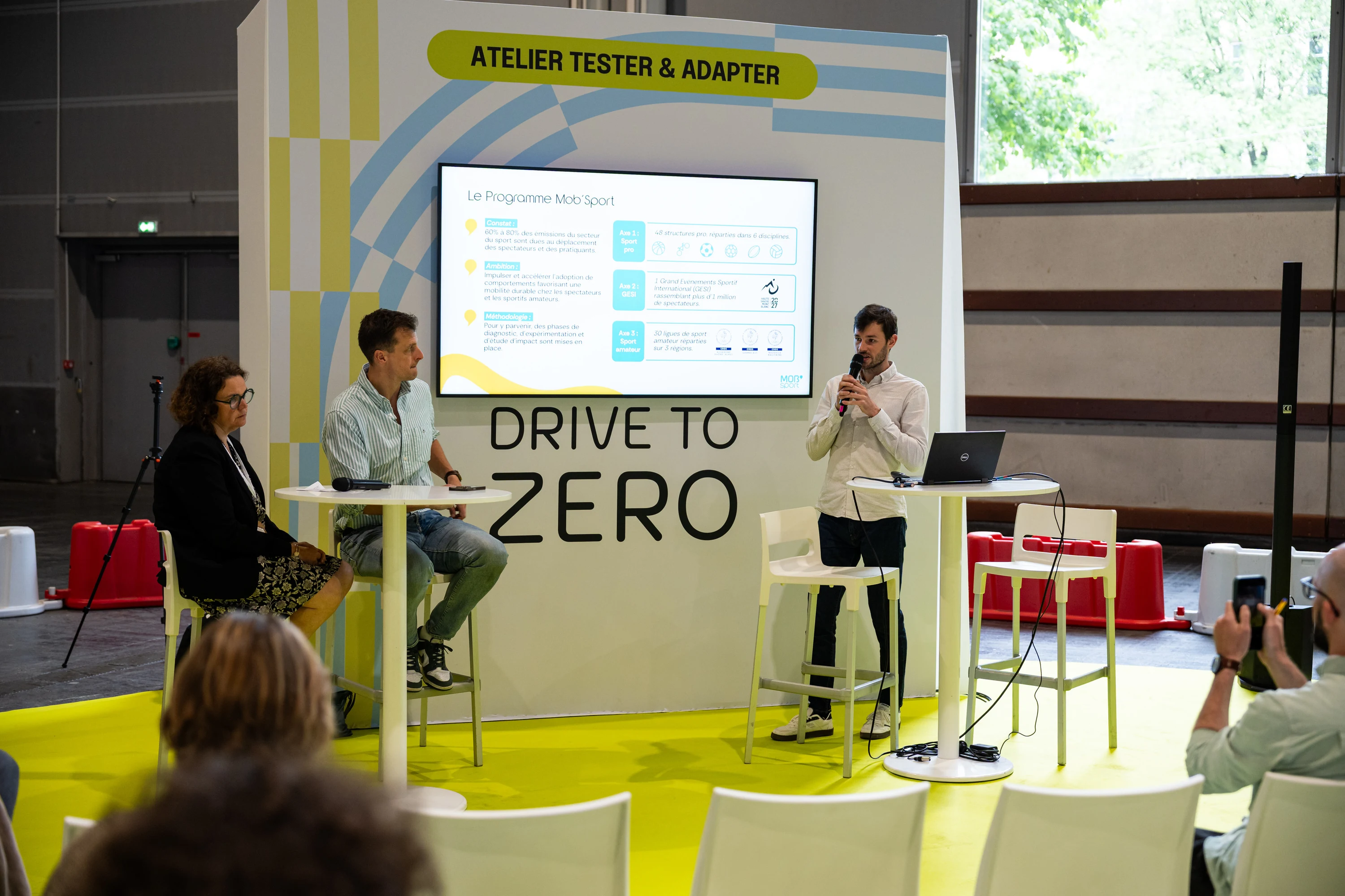Atelier « Tester & adapter » sur le stand, un intervenant au micro