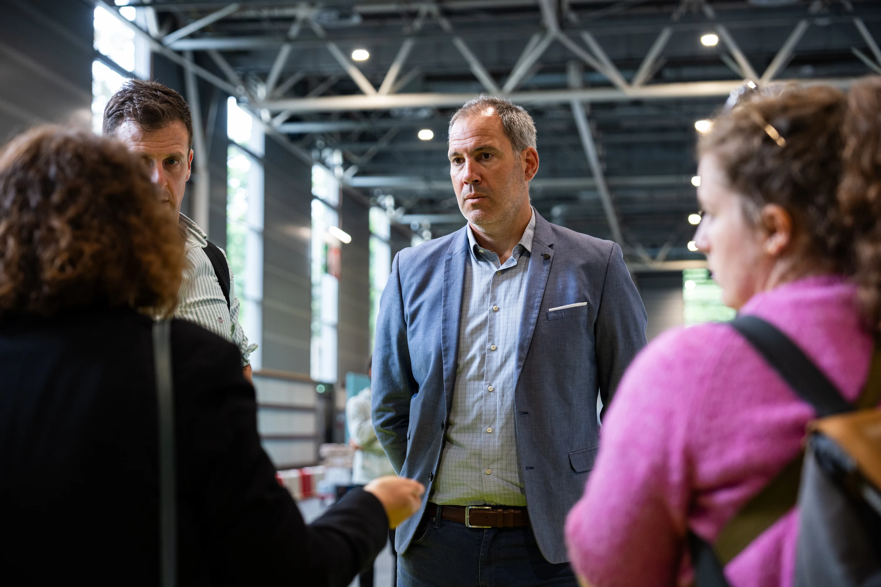 Échange entre visiteurs dans les allées du salon