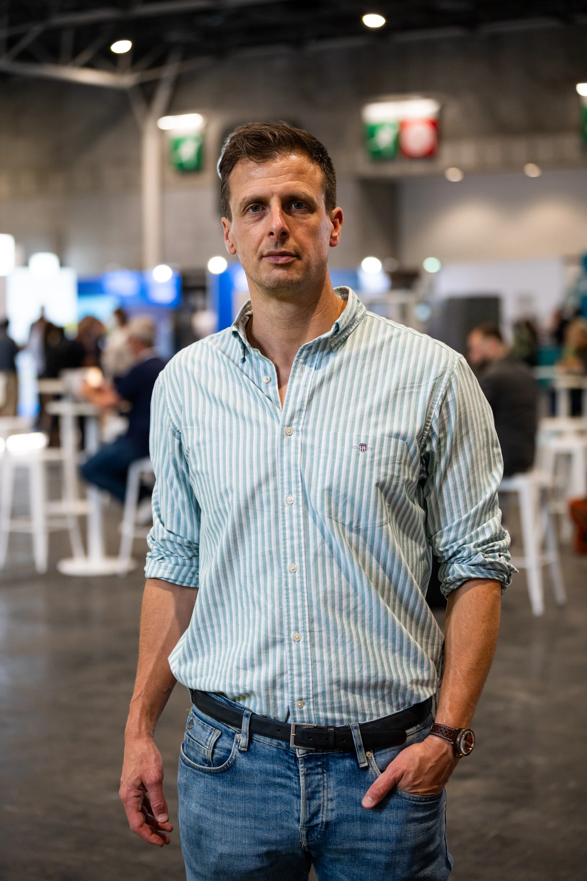Portrait d'un intervenant dans les allées du salon