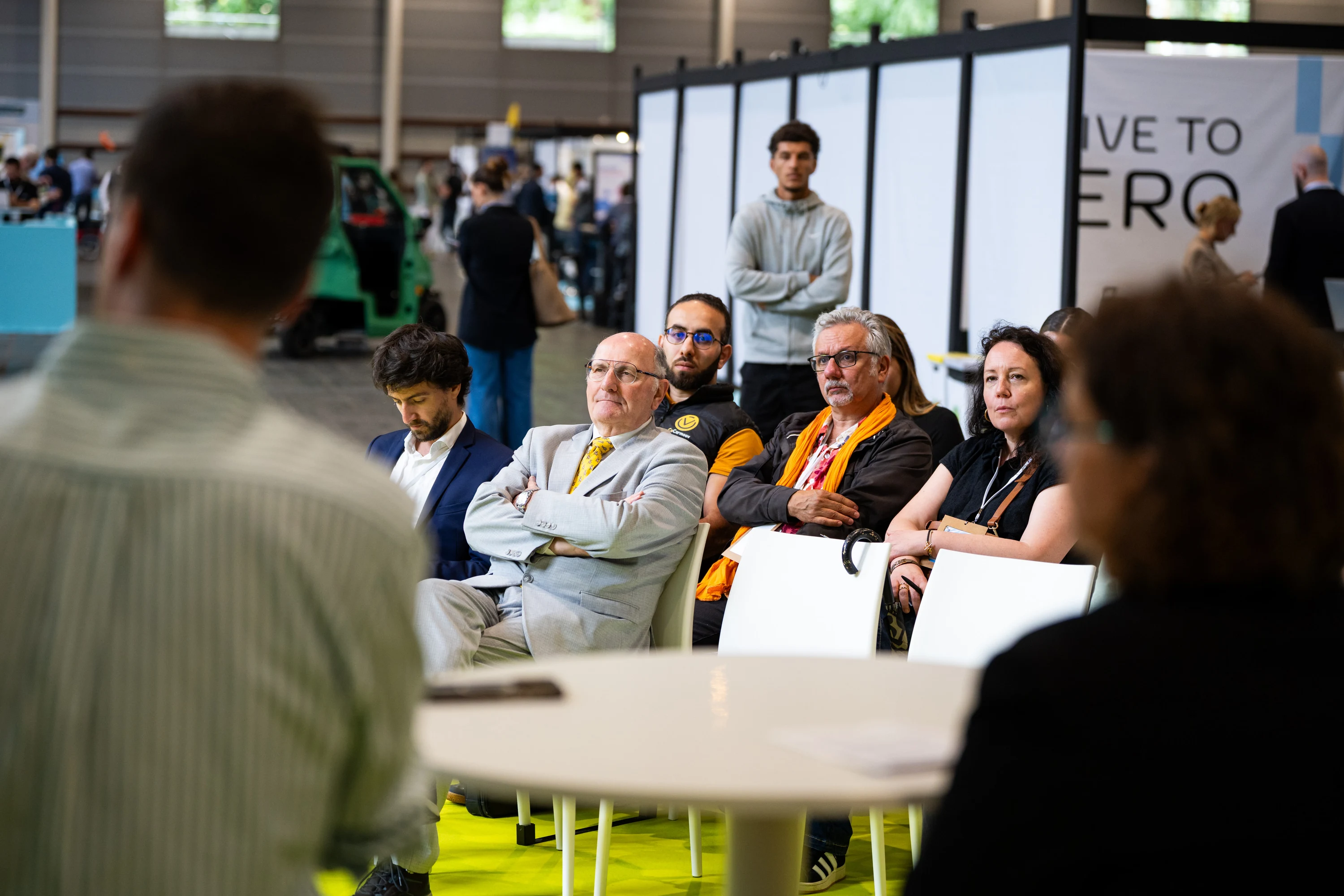 Le public installé face au stand pendant une présentation