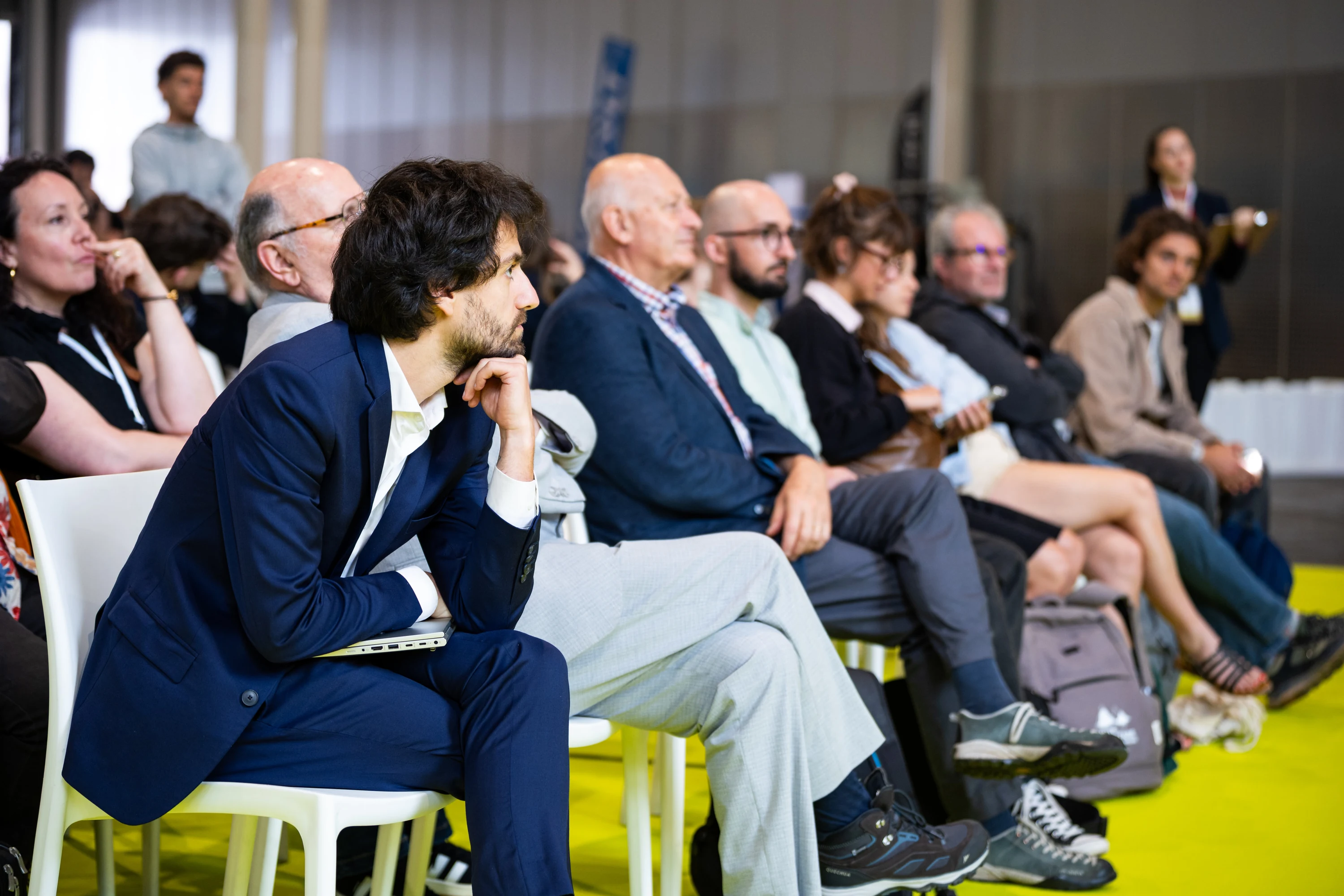 Le public assis en rangs serrés pendant une table ronde du salon