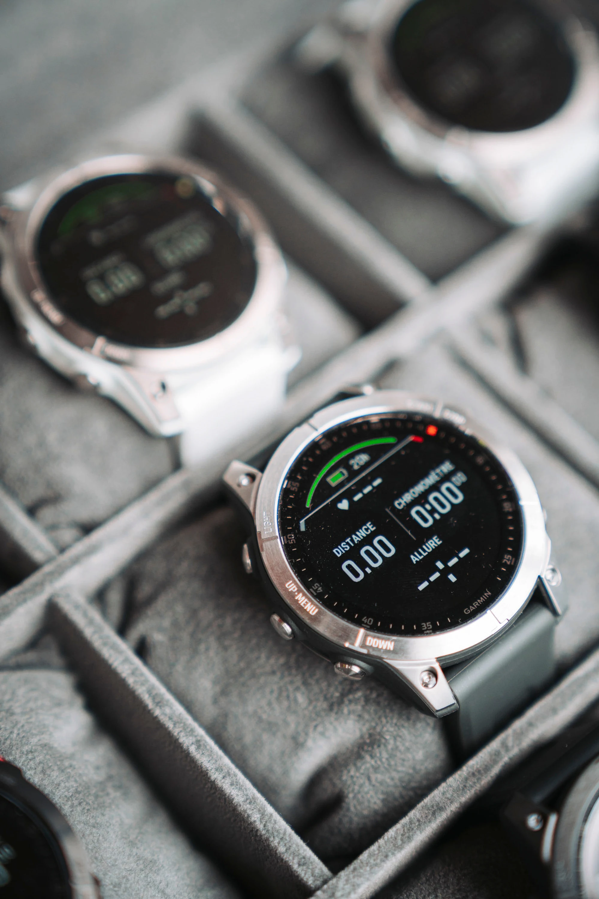 Gros plan sur une montre GPS Garmin dans son présentoir