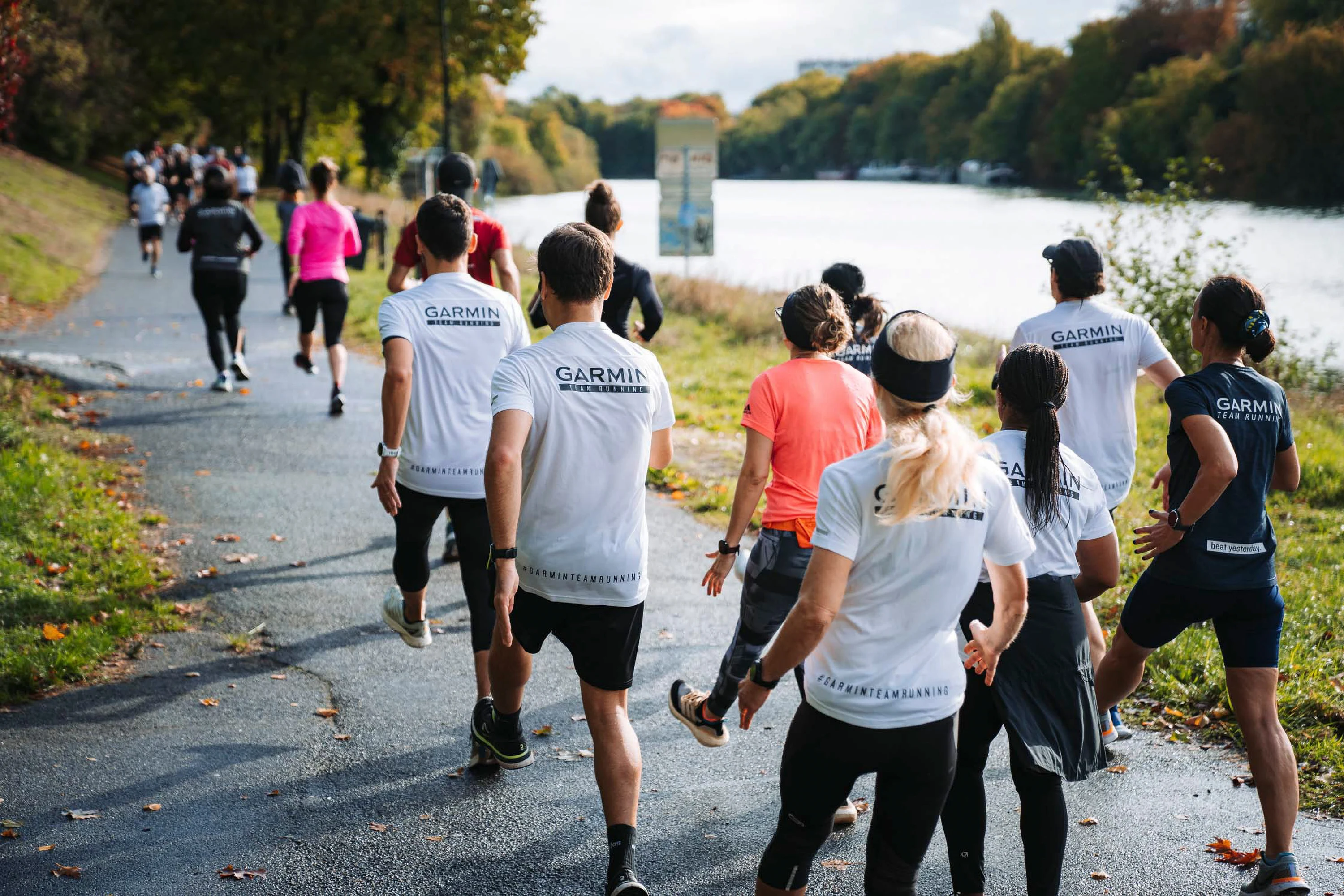 Le groupe de coureurs en t-shirt Garmin s'élance au bord du plan d'eau