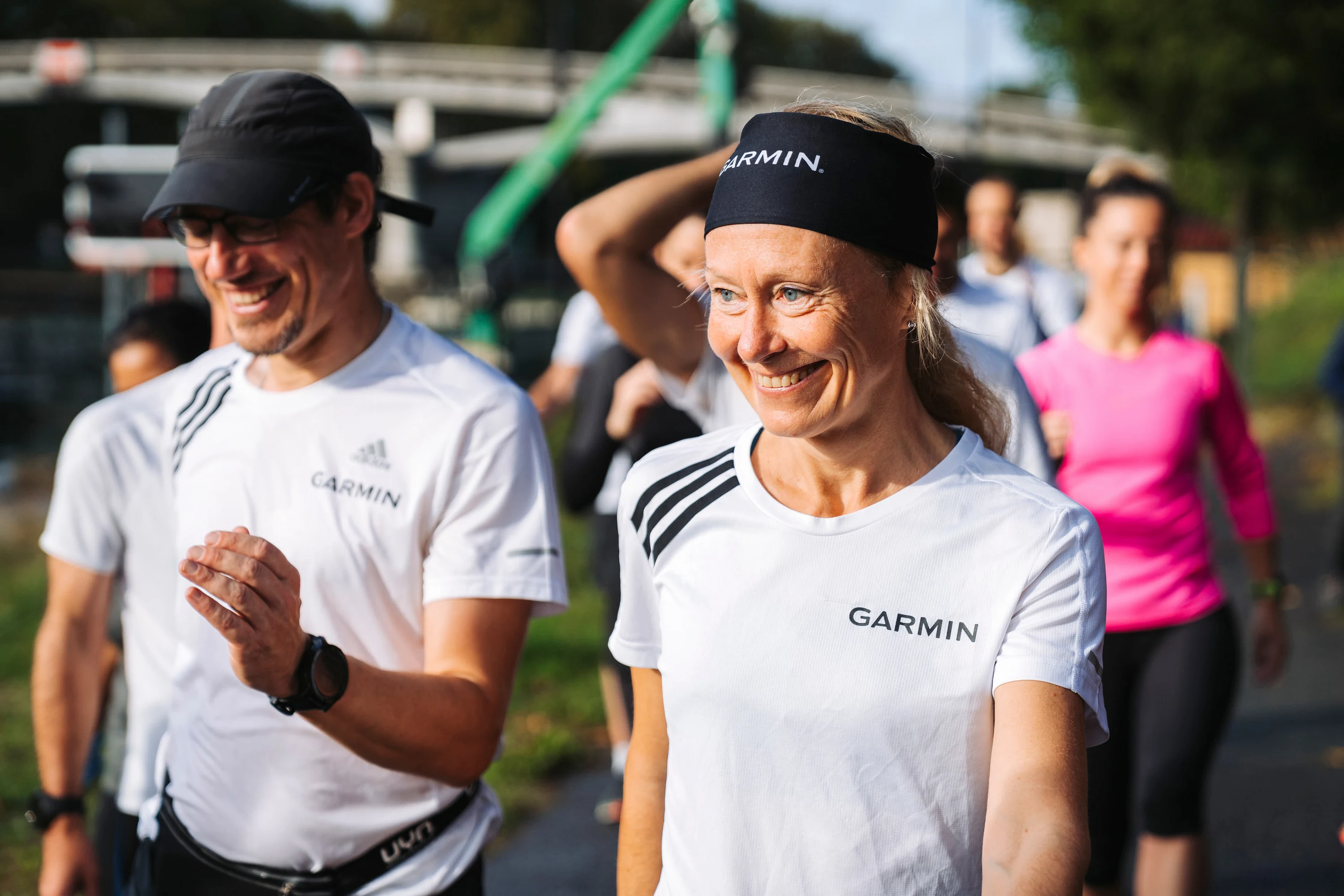 Deux participants en t-shirt Garmin rient ensemble après la sortie