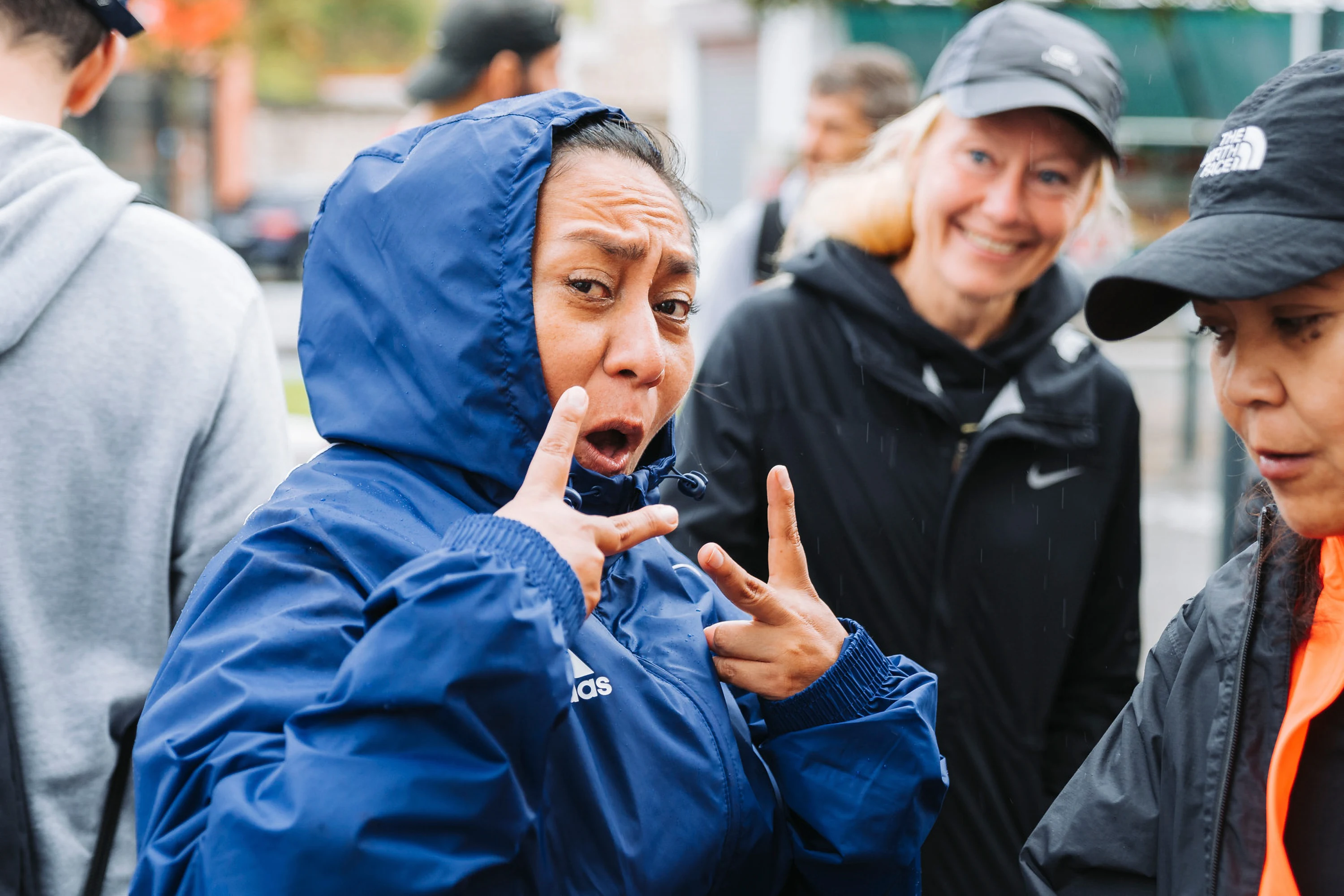 Trois participantes sous la pluie avant le départ