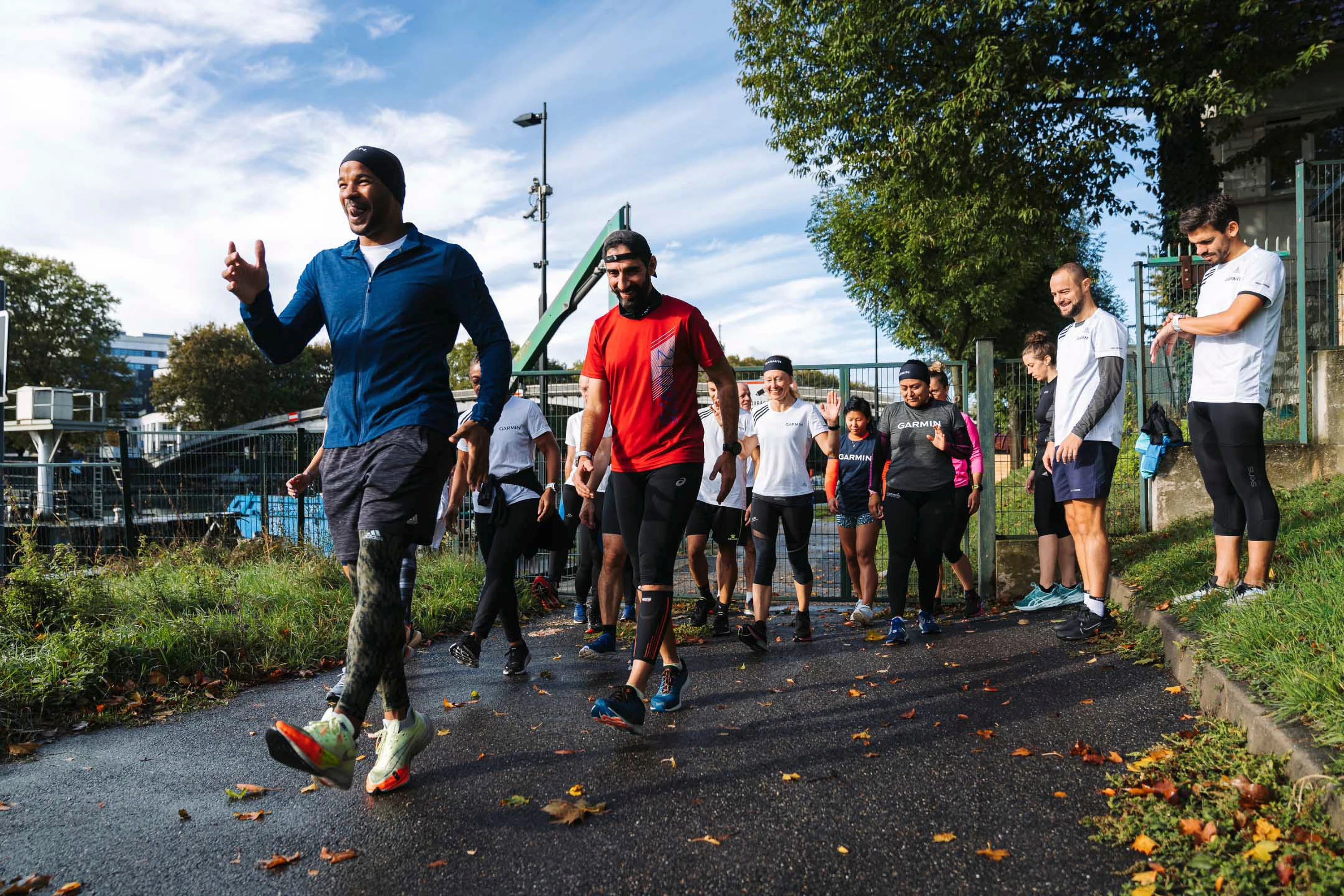Un coureur lève les bras au milieu du groupe