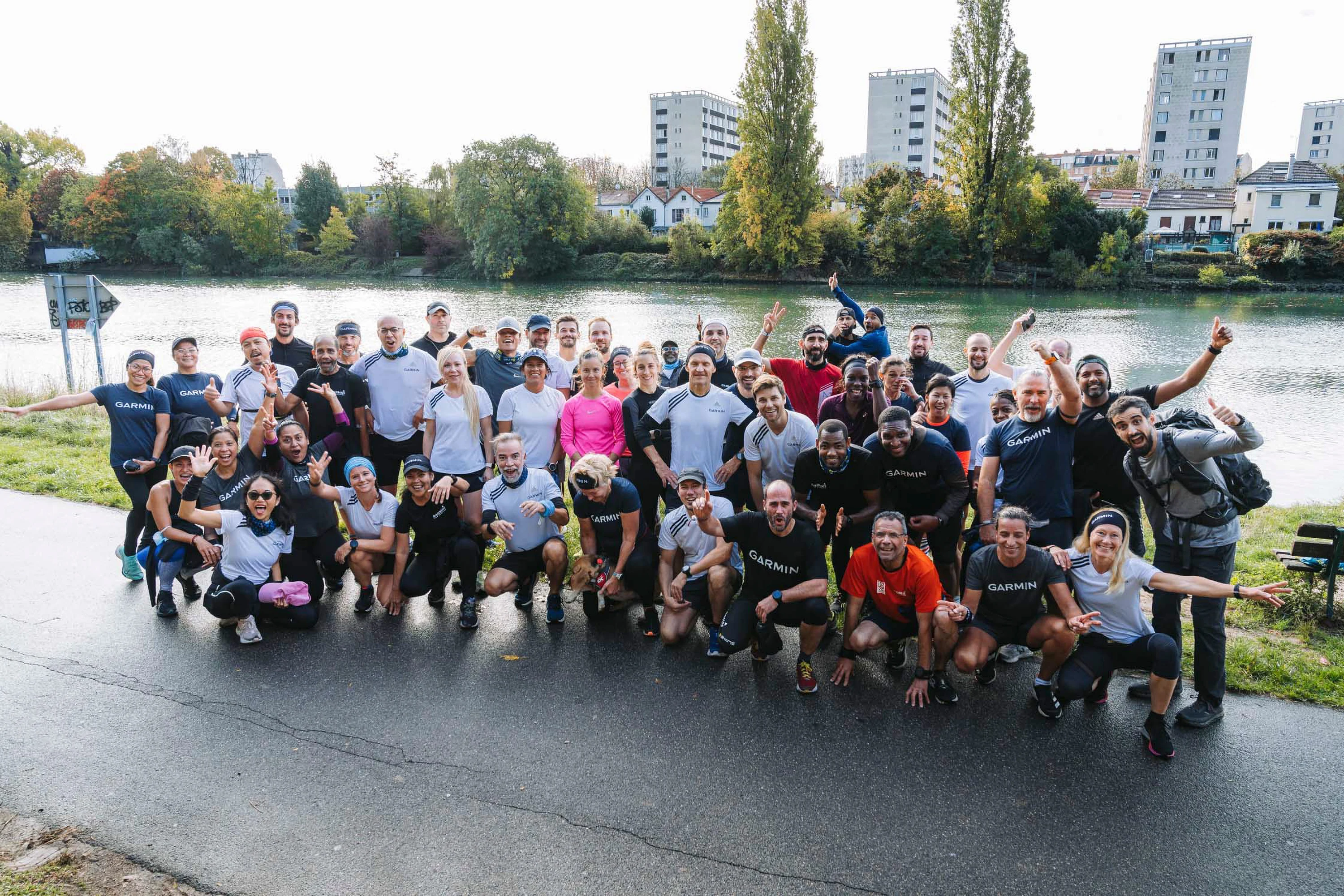 La photo de groupe des participants, au bord du plan d'eau