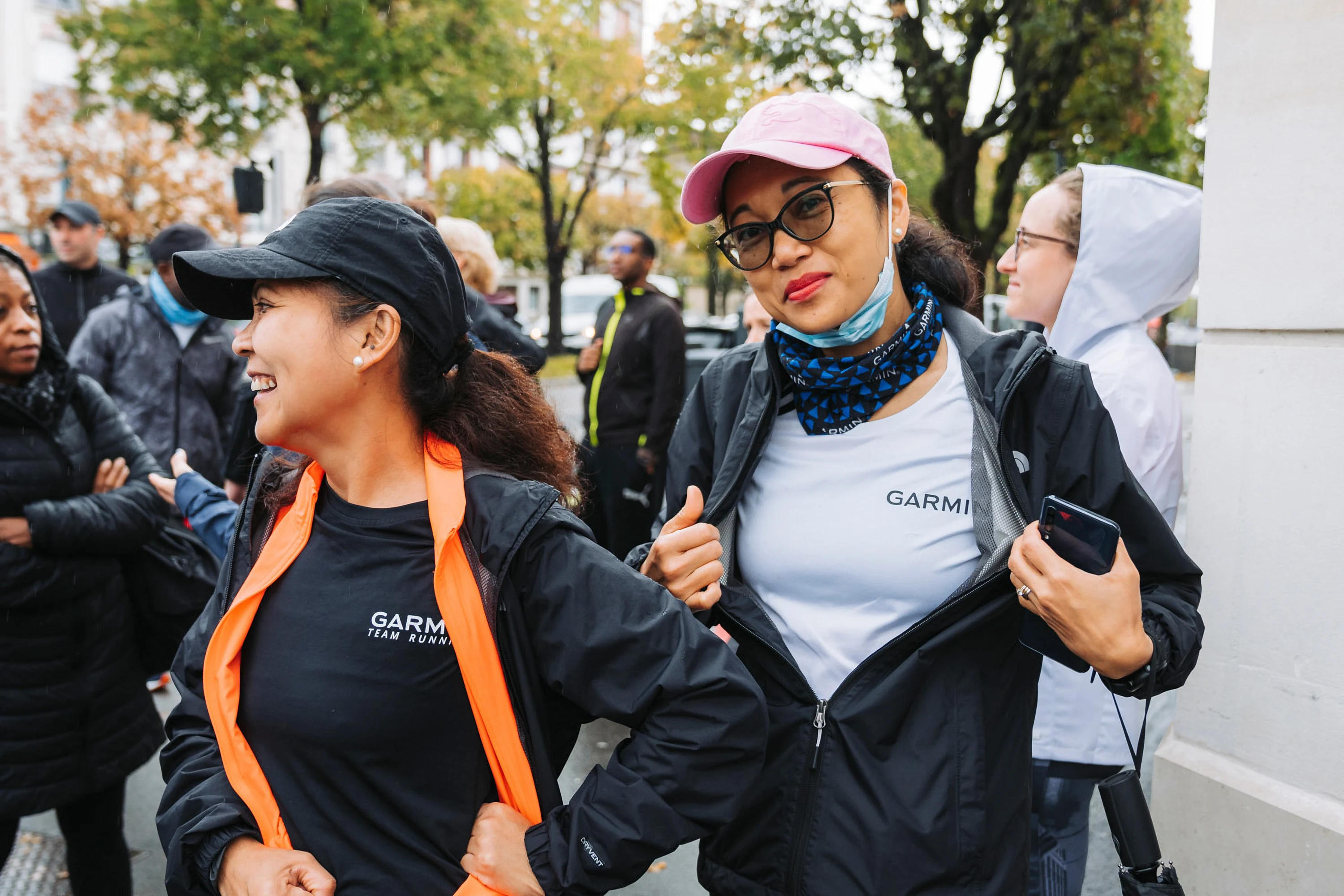 Deux participantes en veste Garmin avant le départ