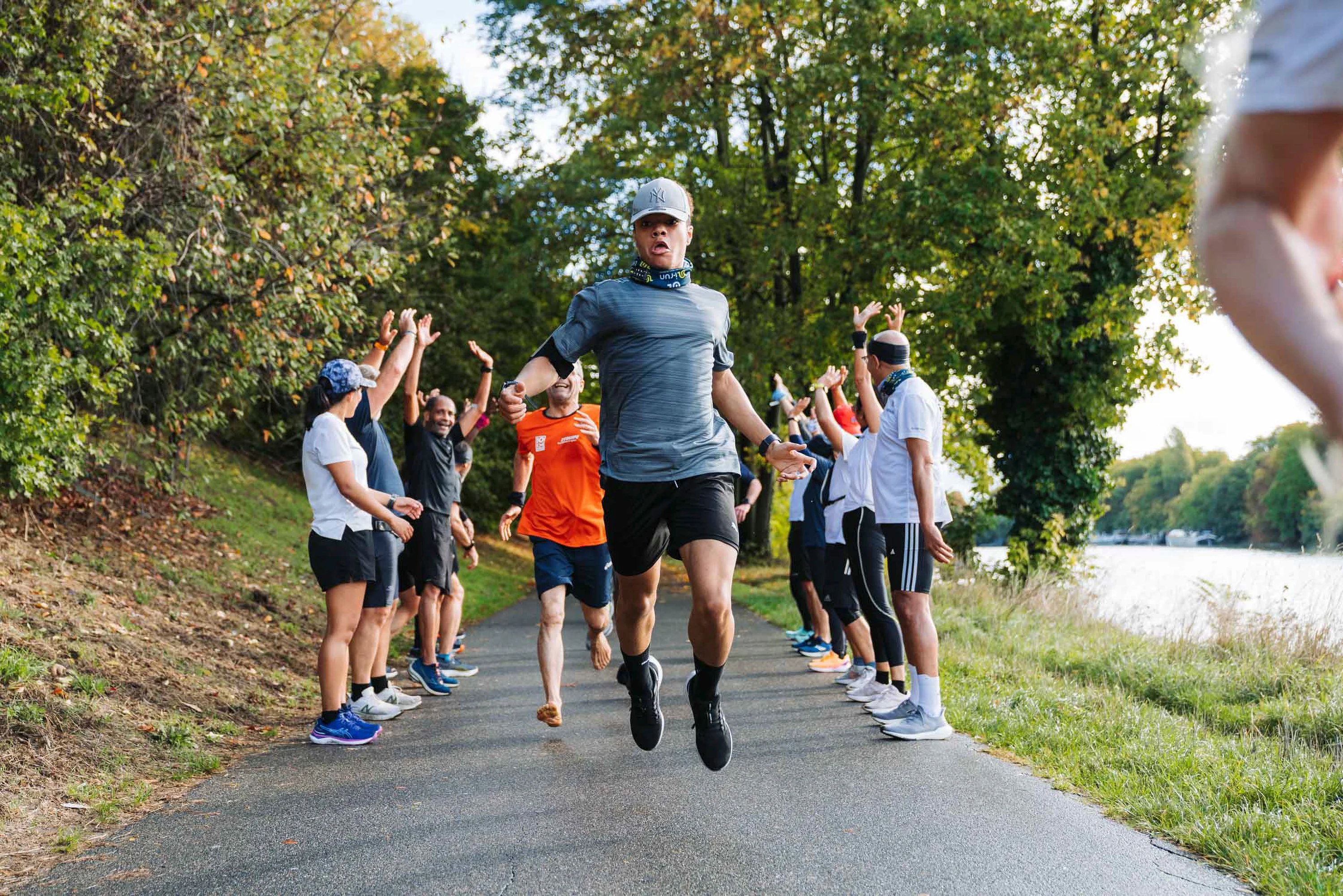 Les coureurs passent sous une haie d'honneur