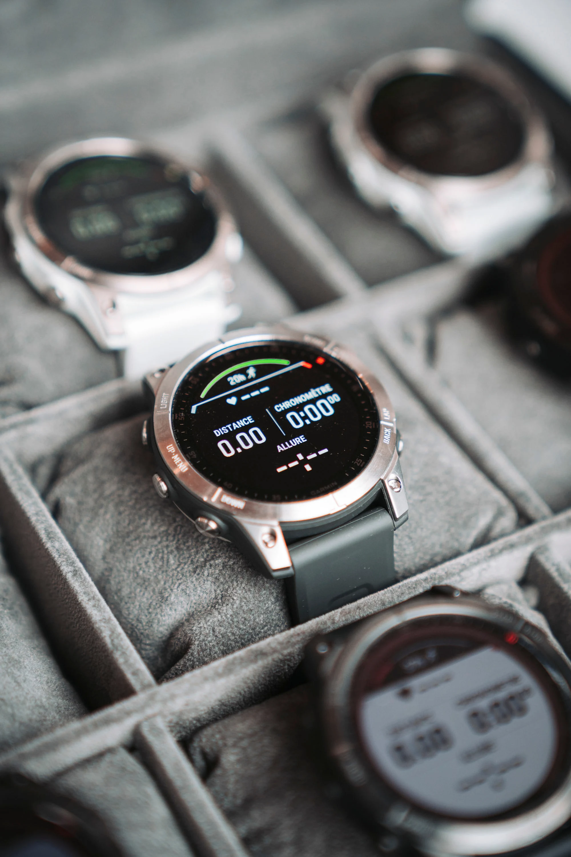 Des montres GPS alignées dans leur présentoir