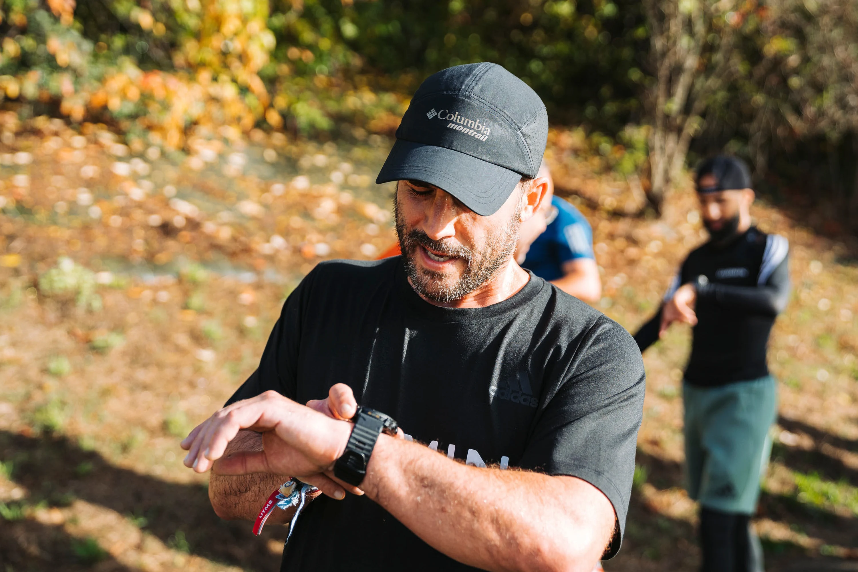 Un coureur consulte sa montre pendant la sortie