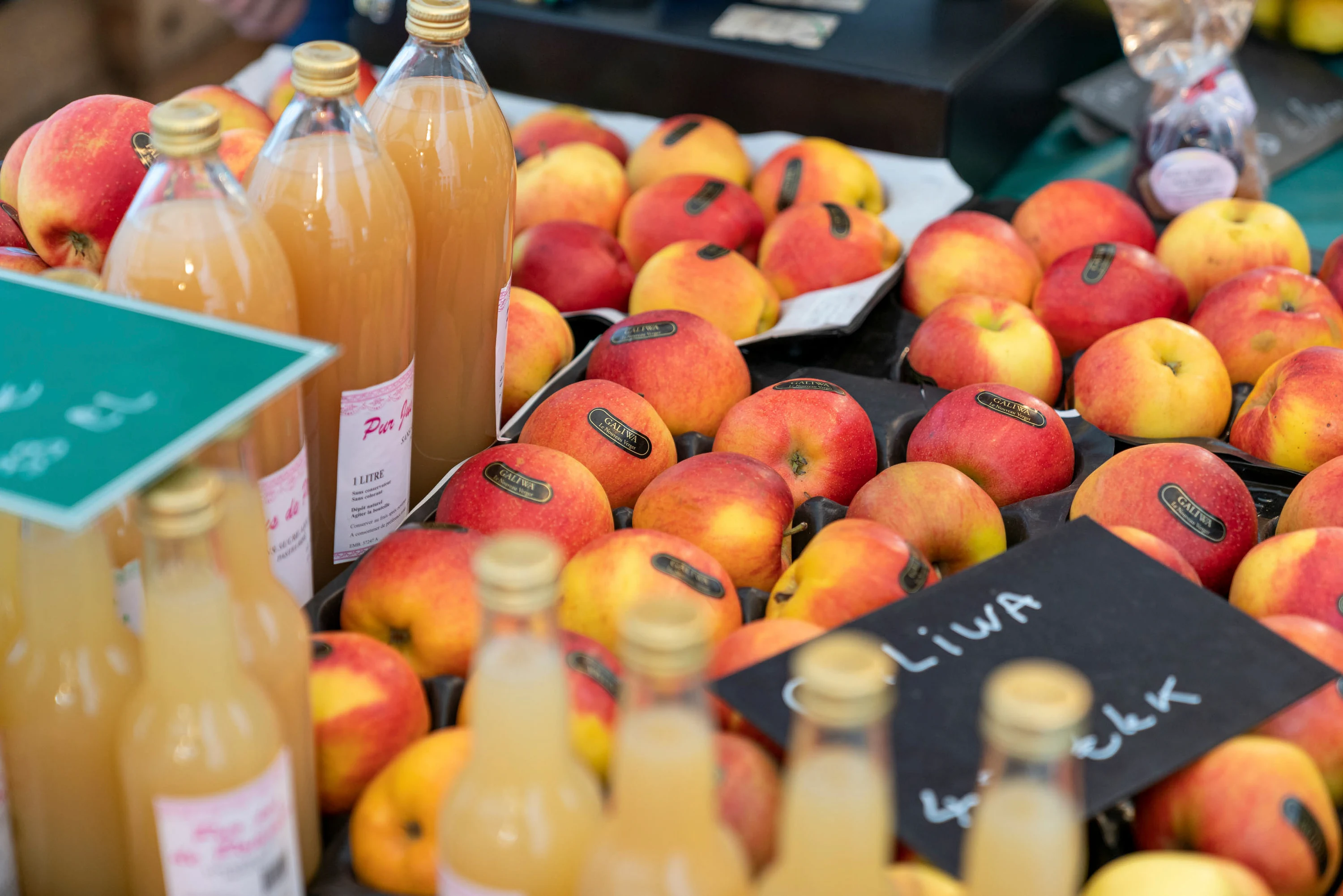 Un étal de pommes et de bouteilles de jus sur le marché