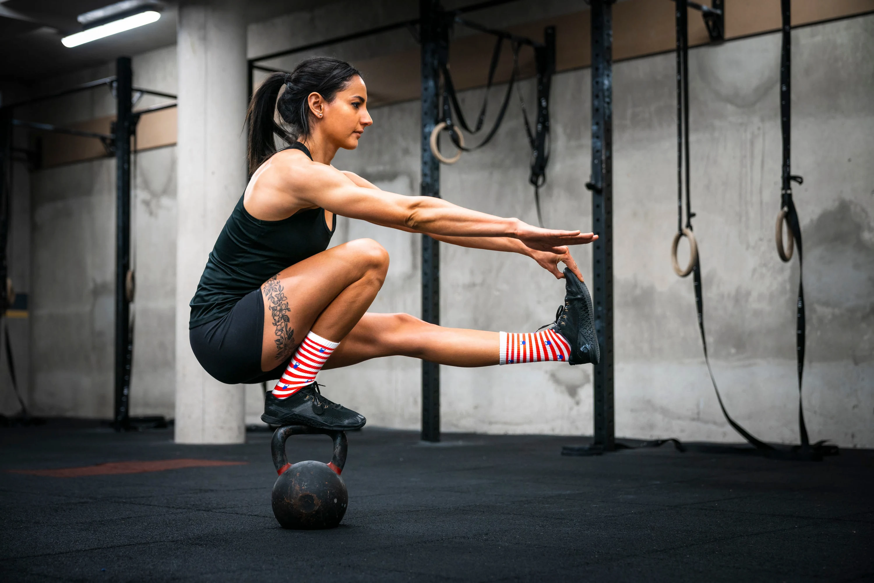 Un squat sur une jambe, en équilibre sur un médecine-ball