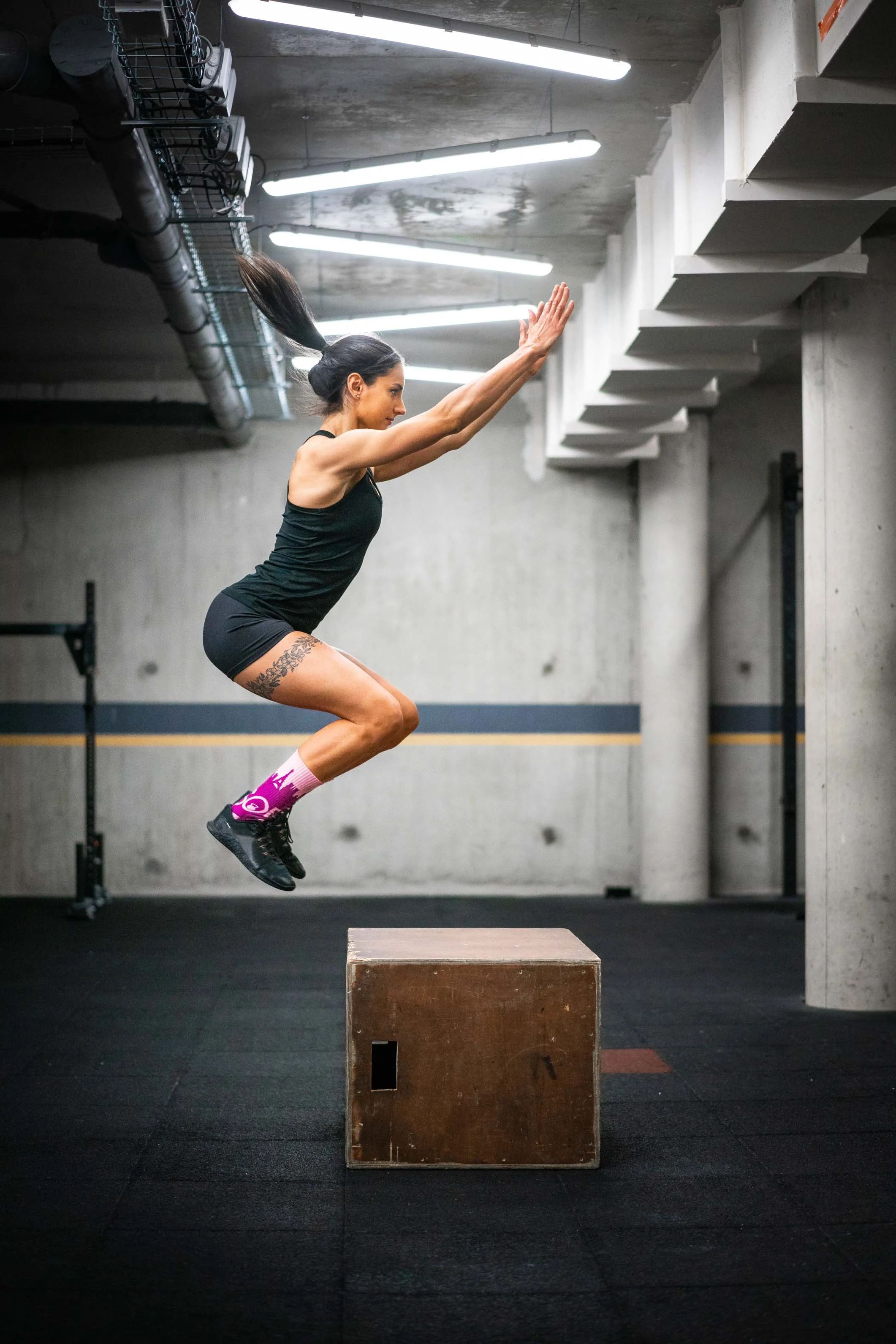 Un saut sur box dans une salle en sous-sol