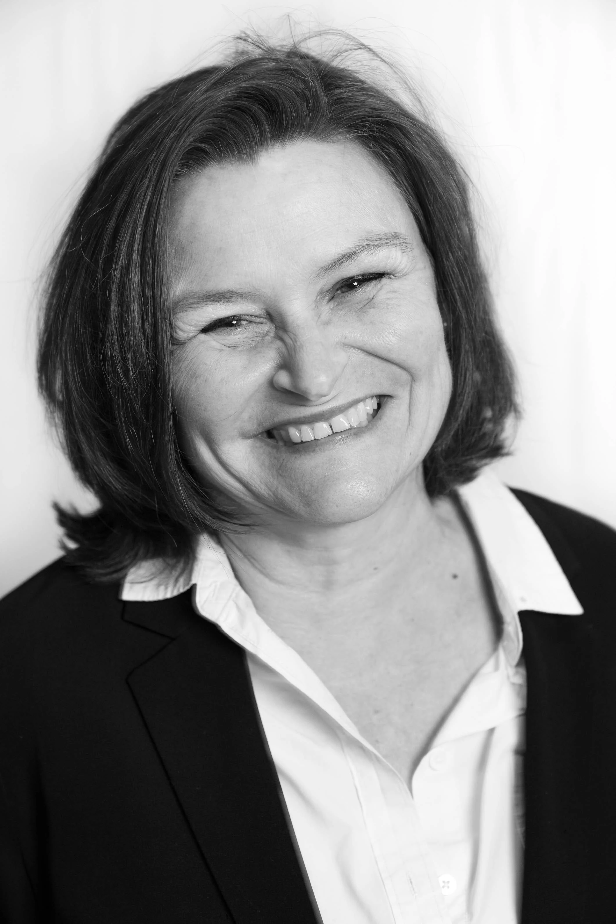 Portrait souriant en studio, sur fond clair