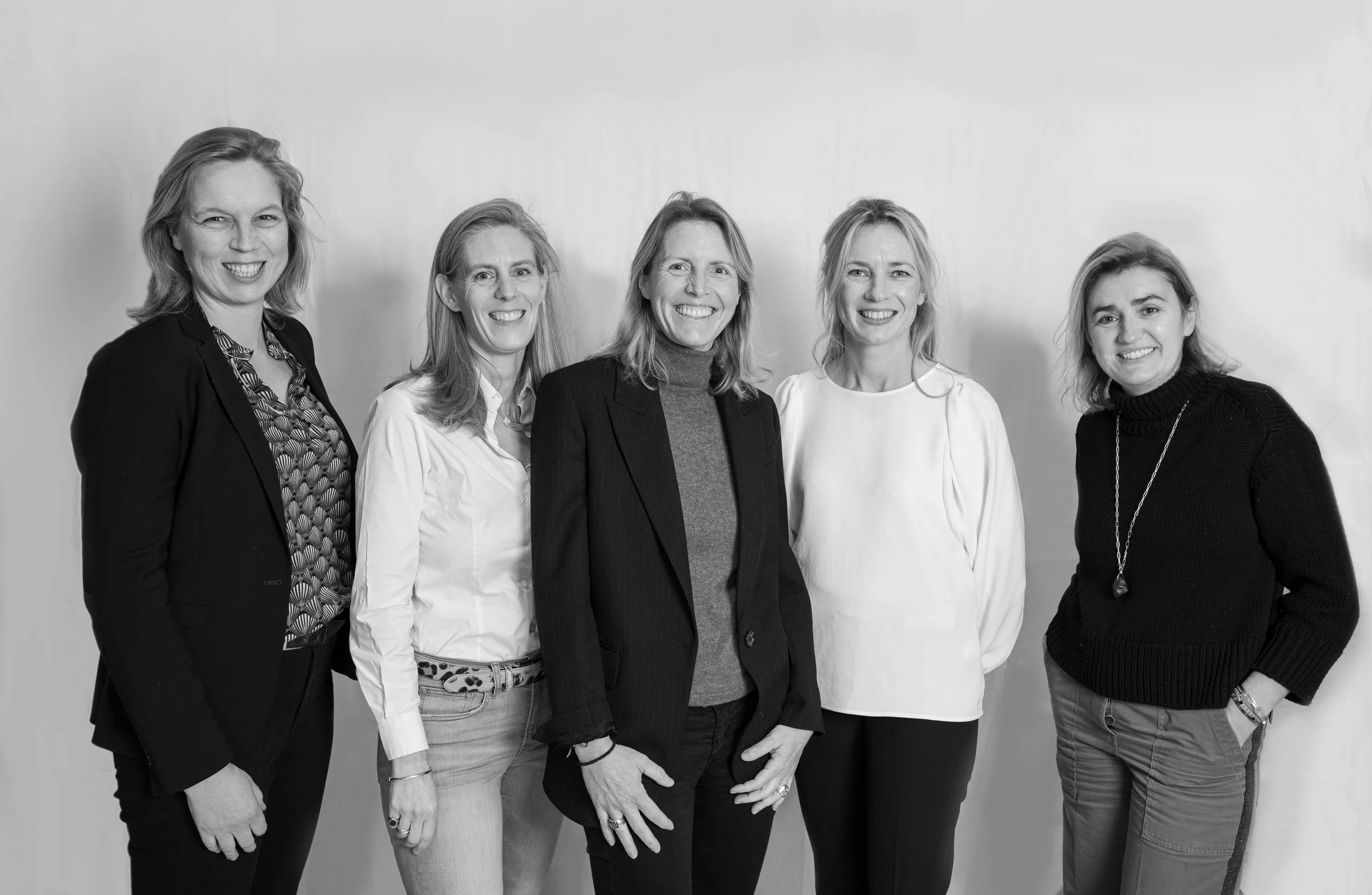 Portrait de groupe en studio, cinq femmes côte à côte