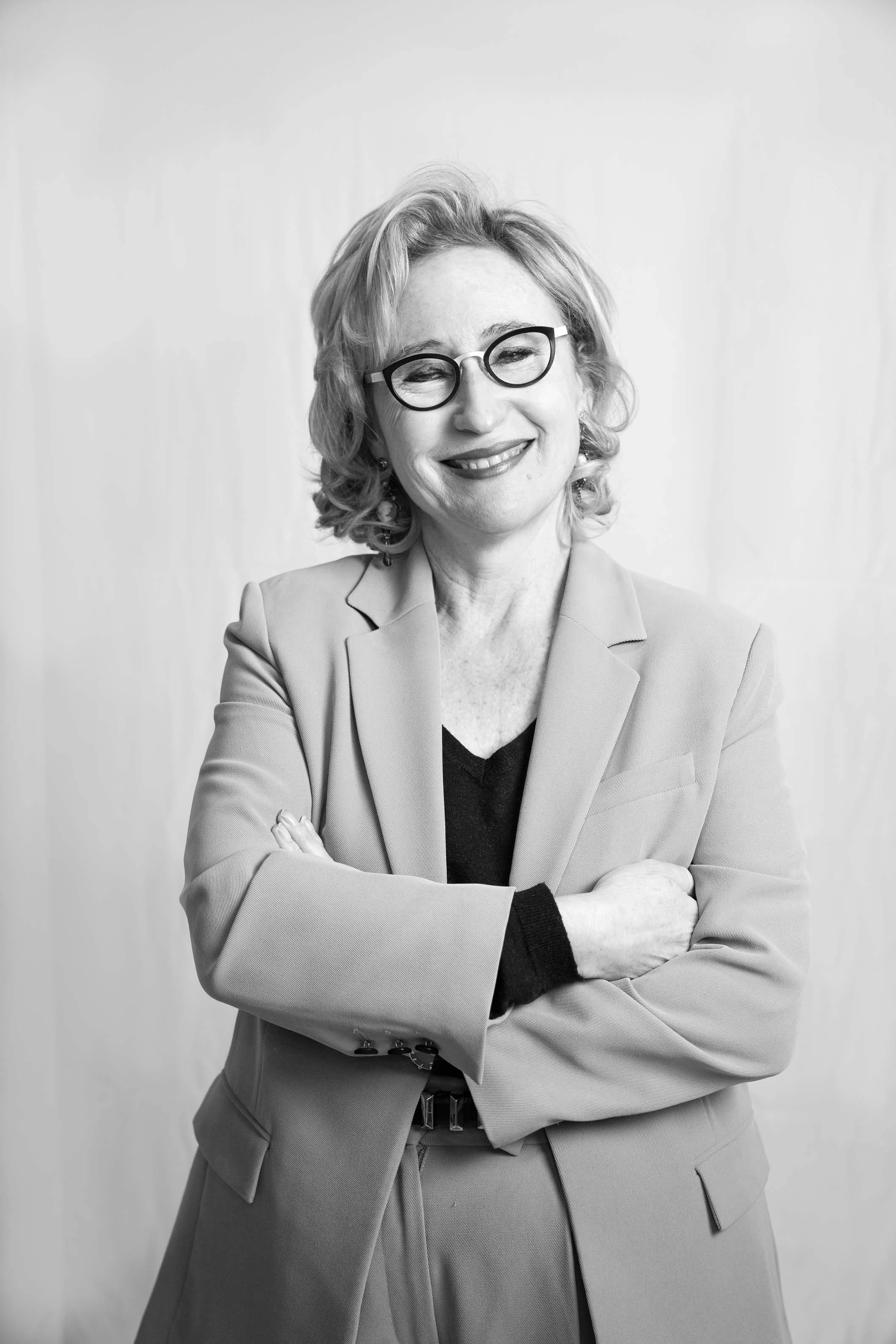 Portrait en studio, bras croisés