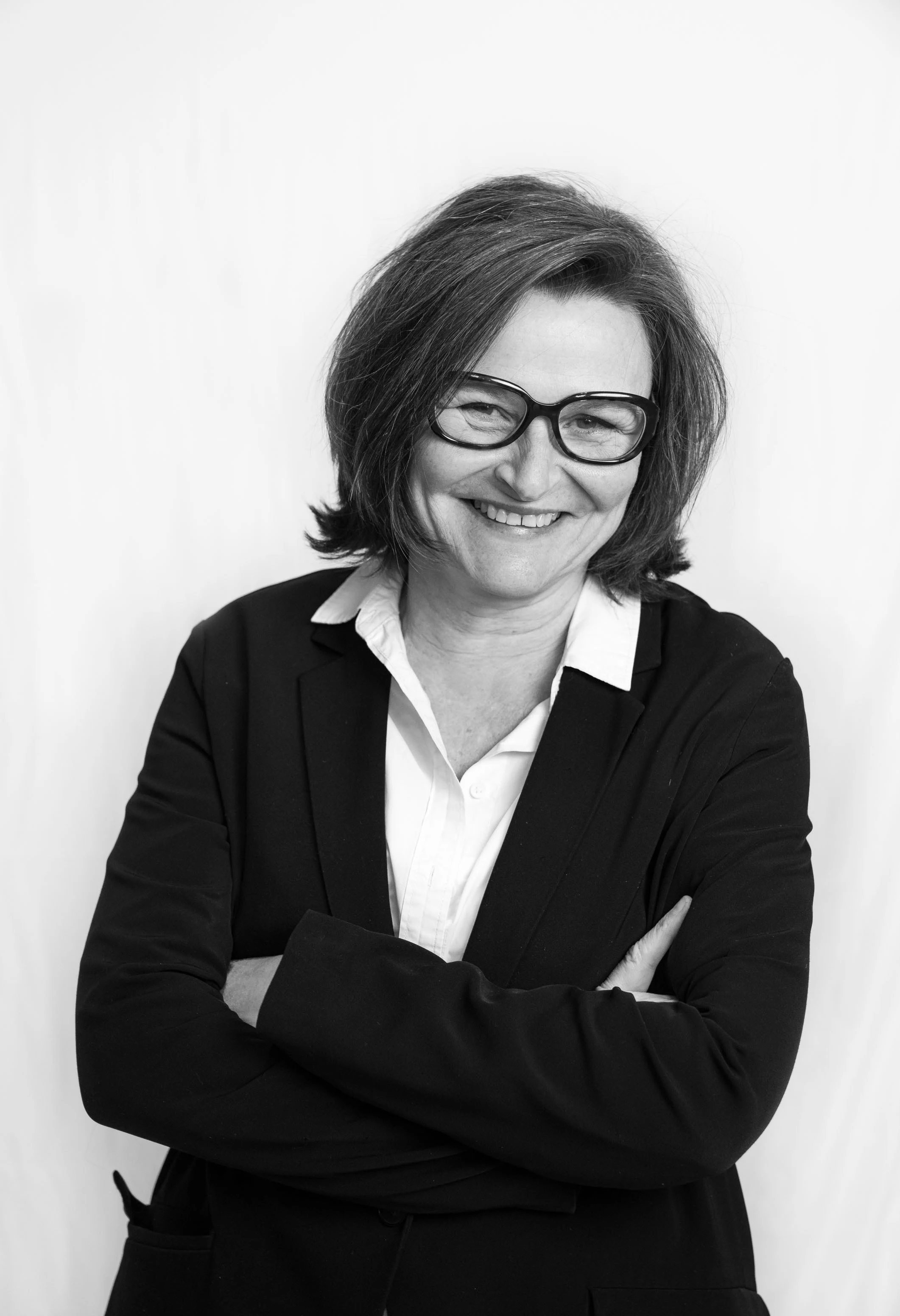 Portrait en studio, bras croisés sur fond clair