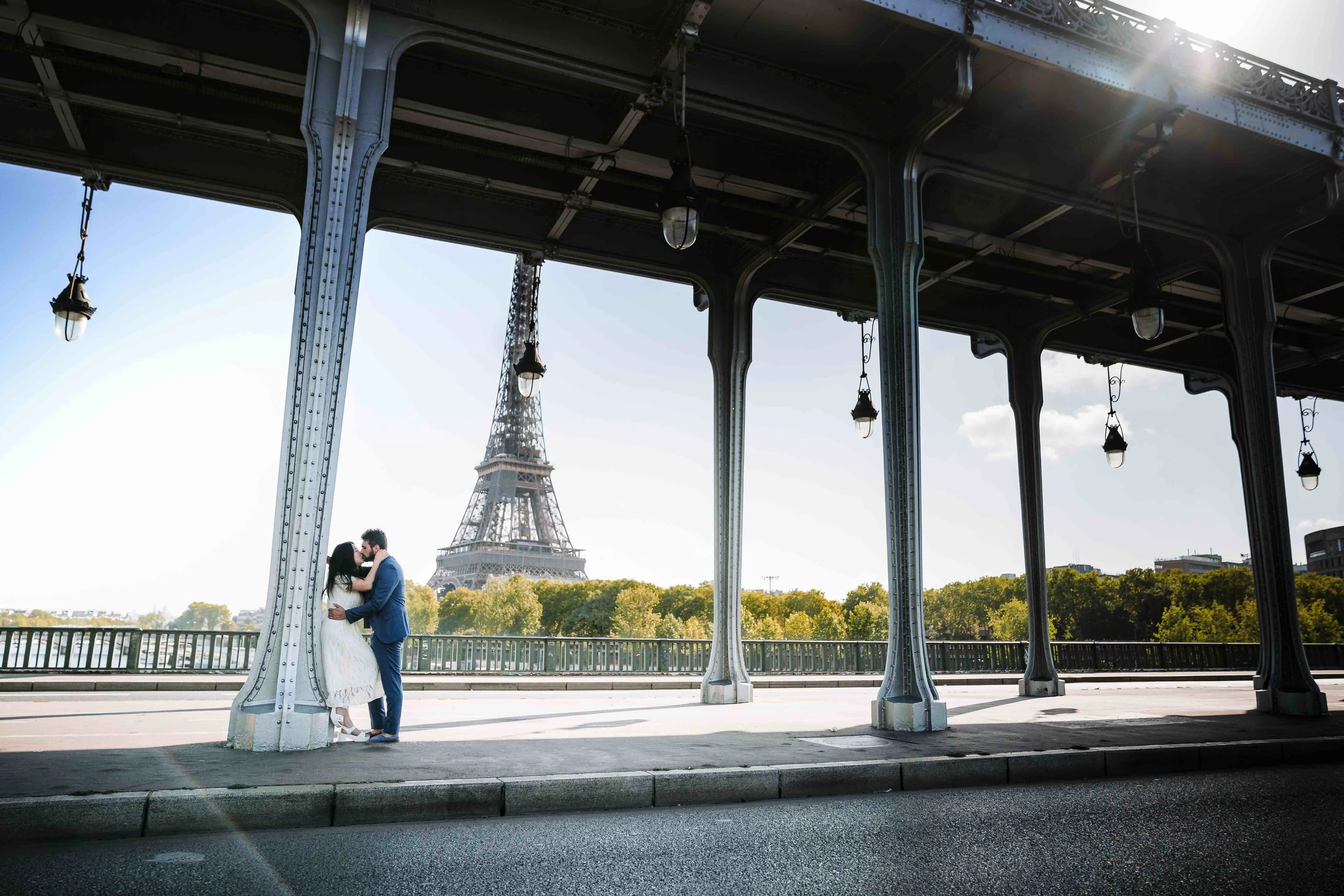 Les mariés enlacés sous le pont de Bir-Hakeim, la tour Eiffel en arrière-plan