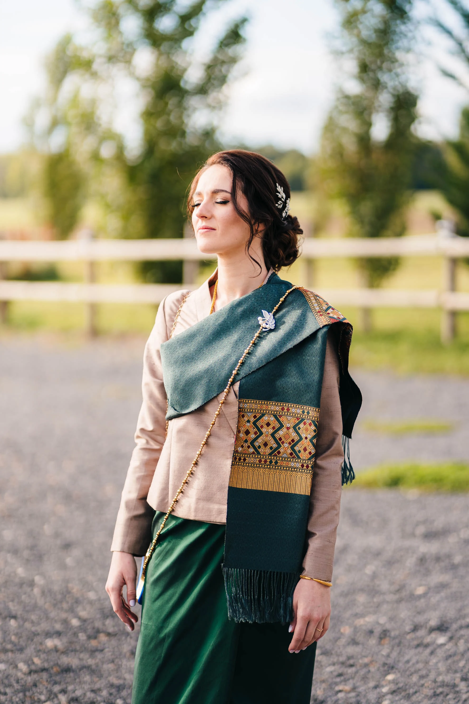 Portrait d'une mariée en tenue traditionnelle verte et dorée
