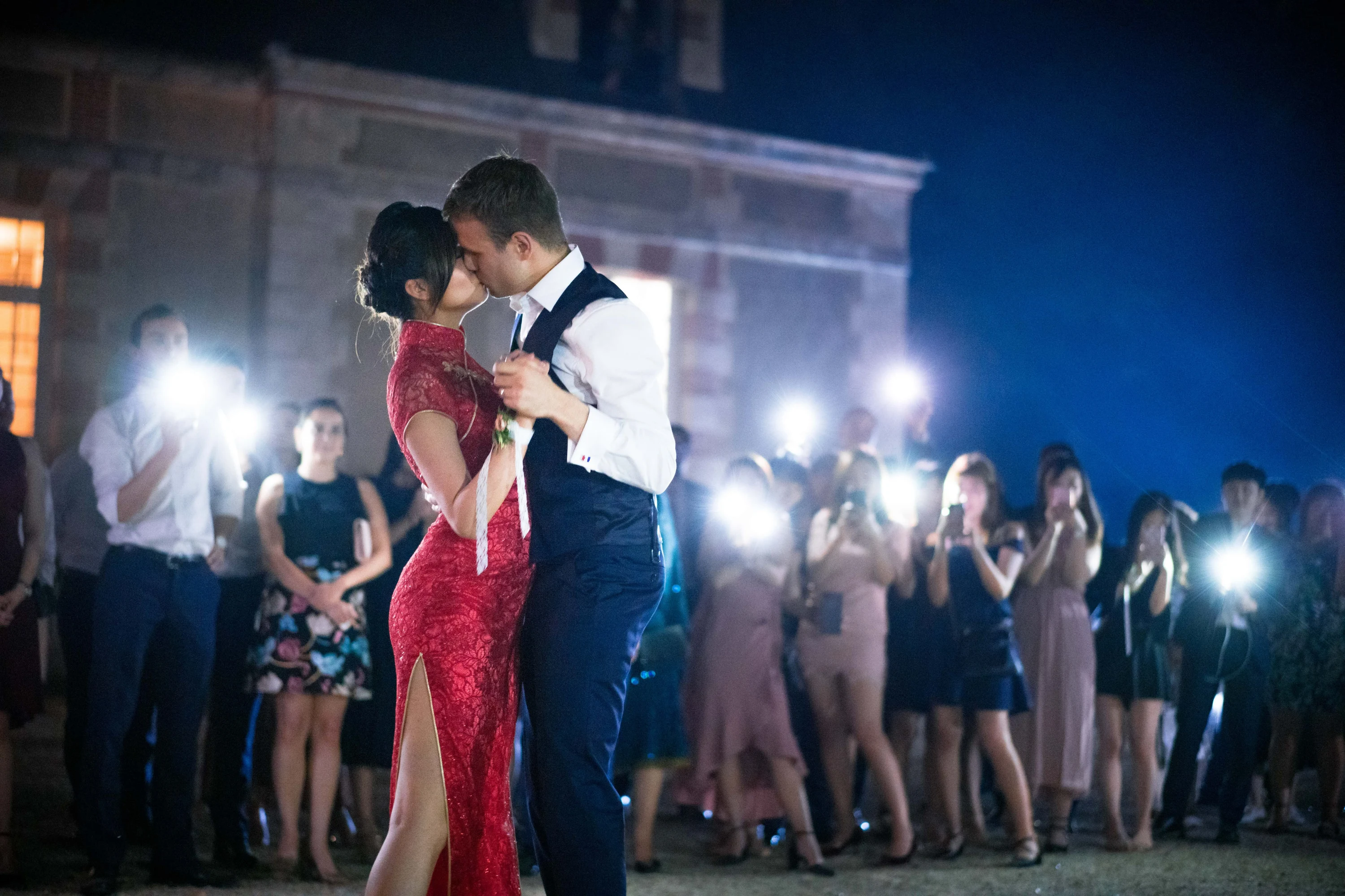 Première danse à la nuit tombée, les invités éclairent le couple au téléphone