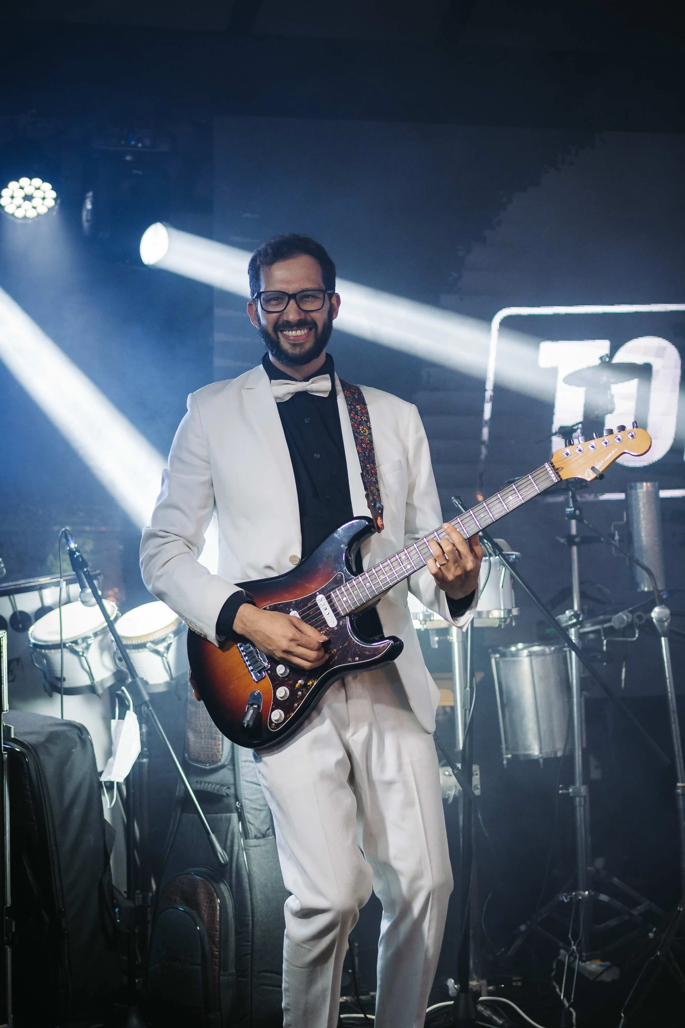 Le guitariste du groupe sur scène pendant la soirée dansante