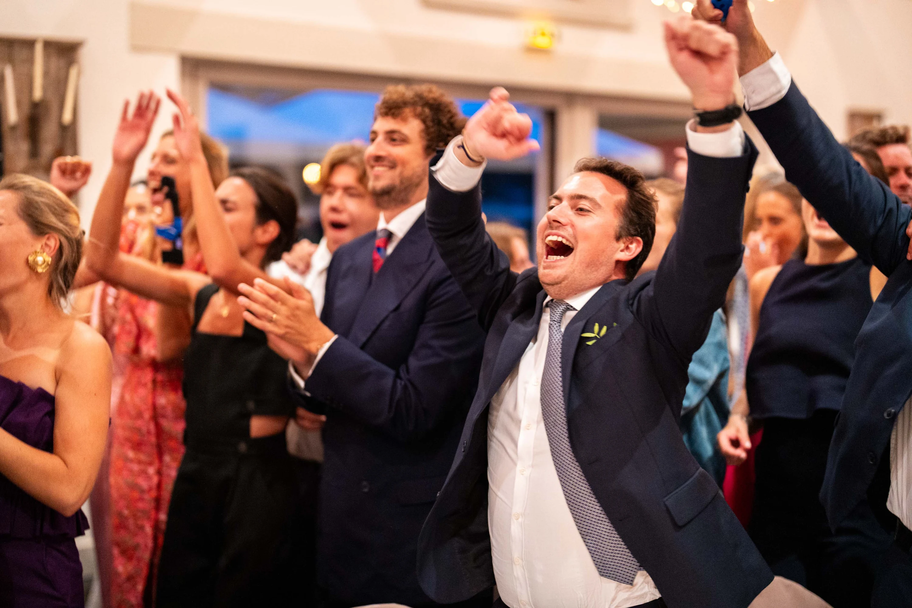 Les invités bras levés au plus fort de la soirée