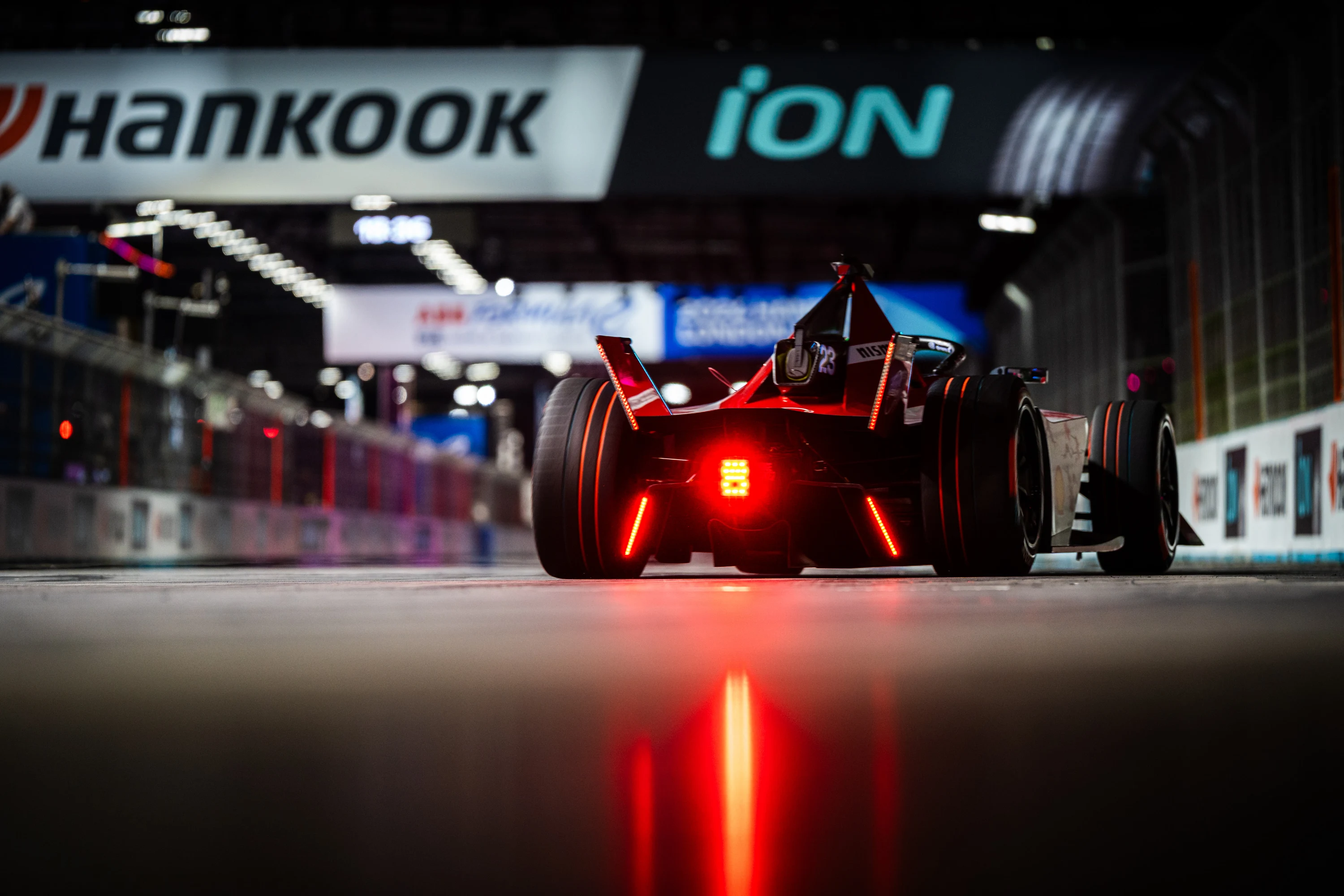 La Nissan e-4ORCE 04 de Sacha Fenestraz de dos, feu arrière allumé dans la section couverte de l'ExCeL, E-Prix de Londres 2024