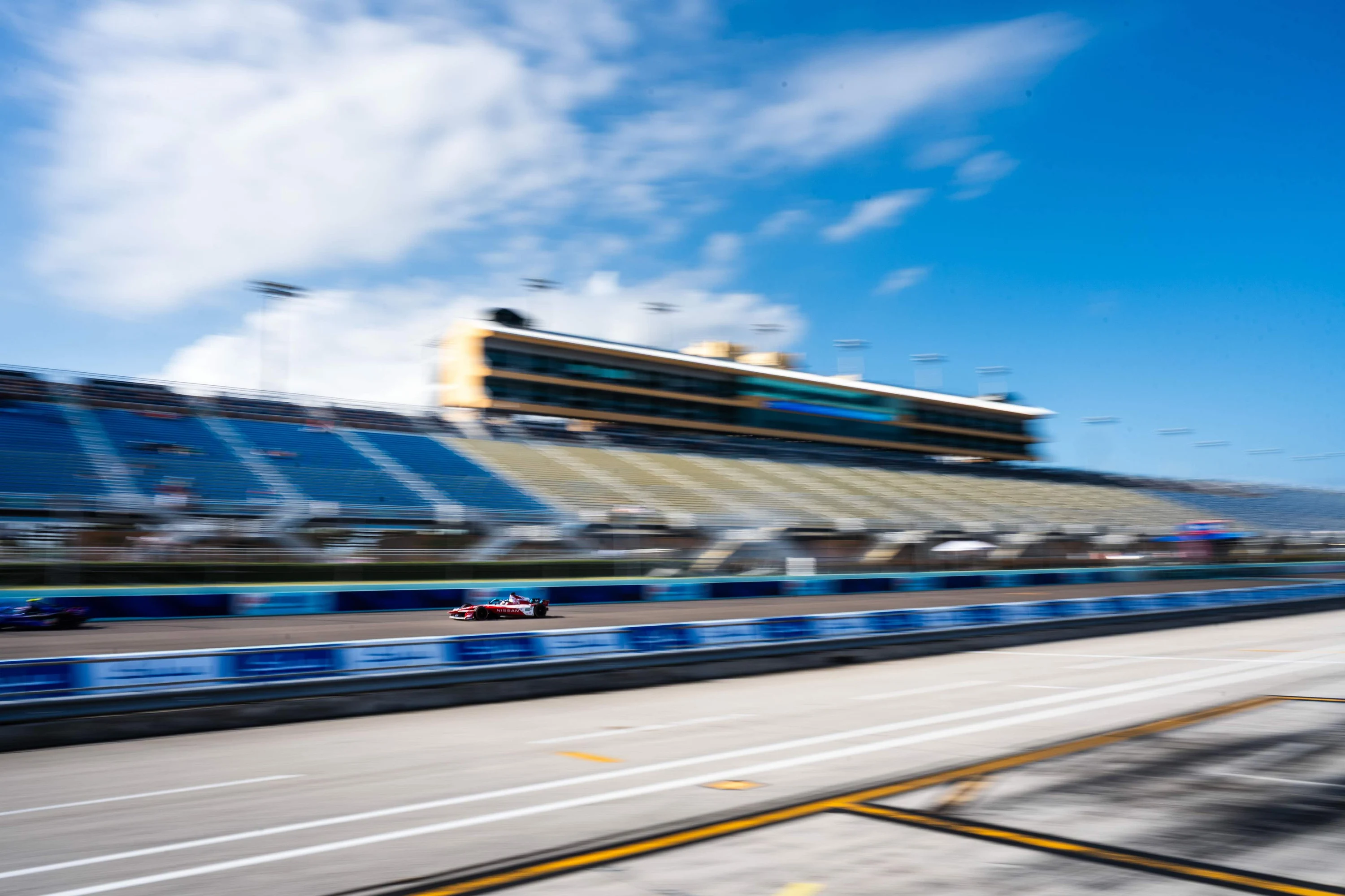 Filé sur l'anneau du Homestead-Miami Speedway, la Nissan d'Oliver Rowland lancée devant les tribunes, E-Prix de Miami 2025