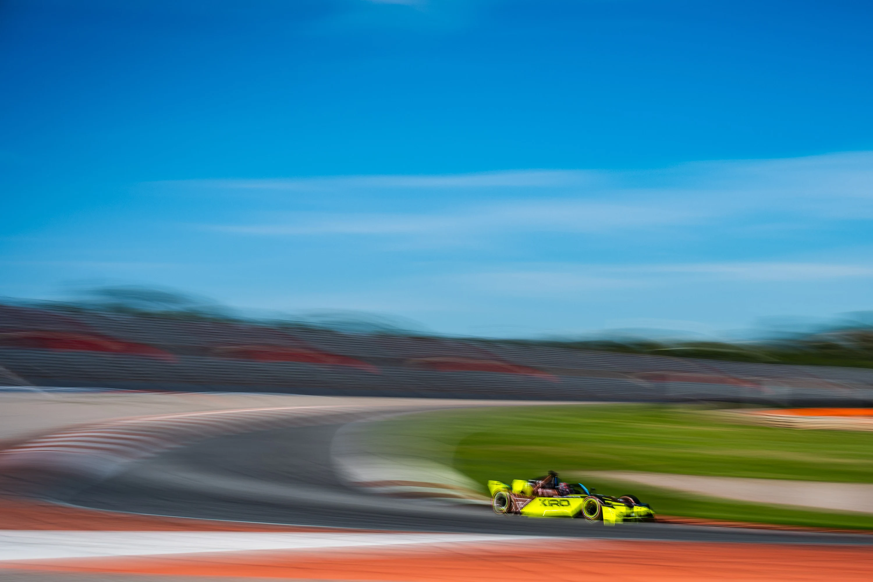Monoplace filée dans les courbes du circuit Ricardo Tormo, essais de pré-saison de Formule E, Valence 2025