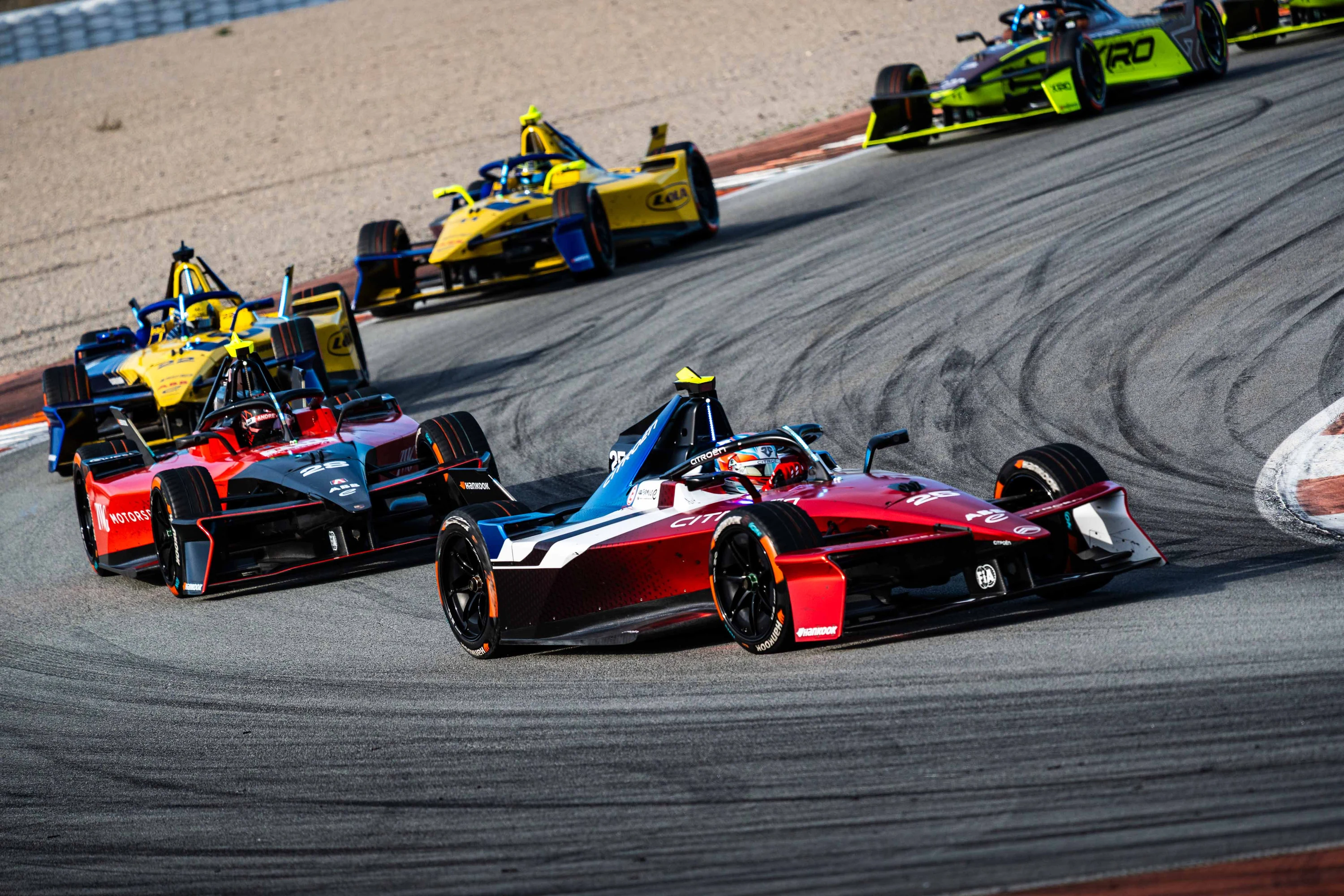 Monoplaces de Formule E en enfilade dans un virage du circuit Ricardo Tormo, essais de pré-saison 2025