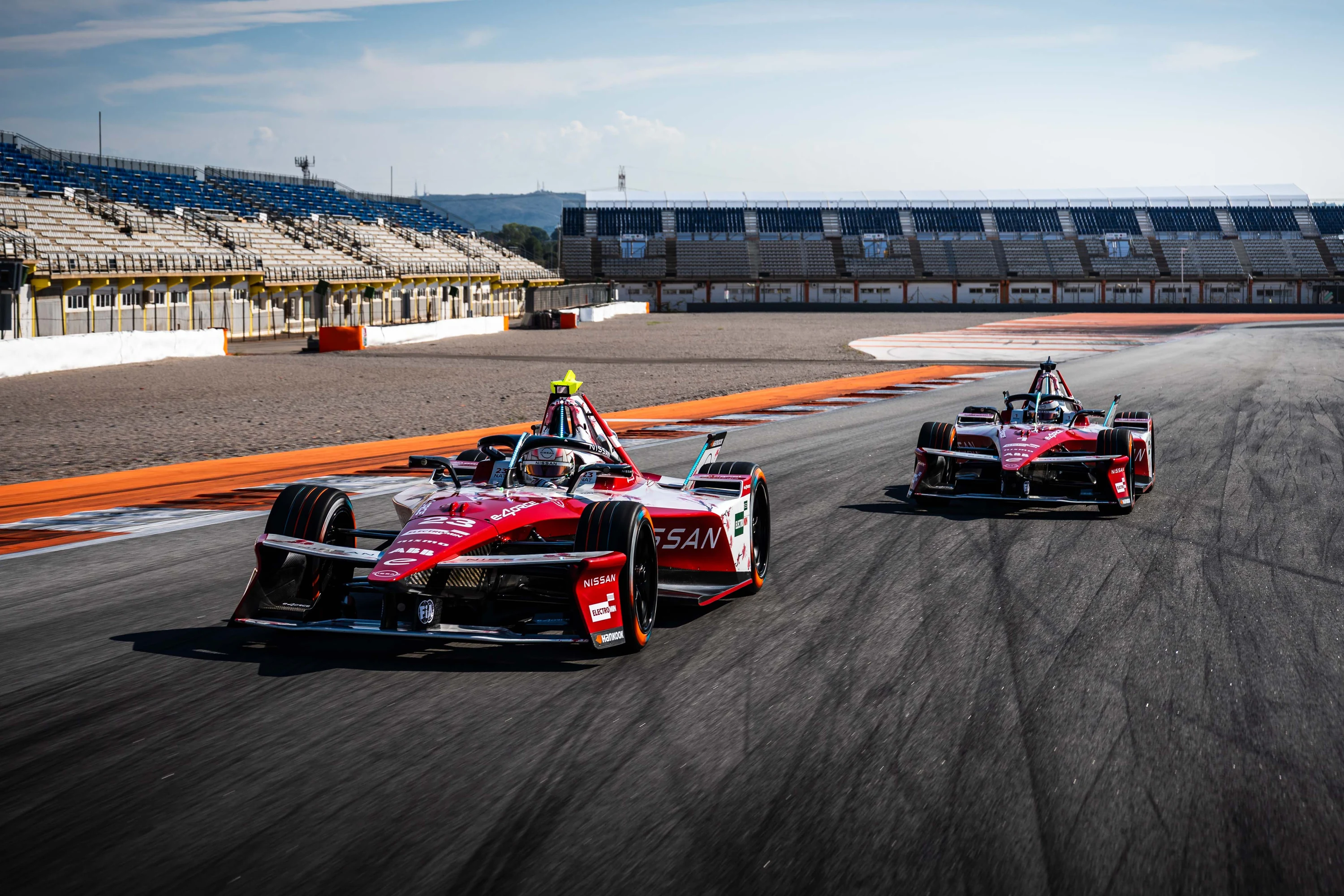 Les deux Nissan e-4ORCE 05 de Norman Nato et Oliver Rowland en piste devant les tribunes de Valence, essais de pré-saison 2025
