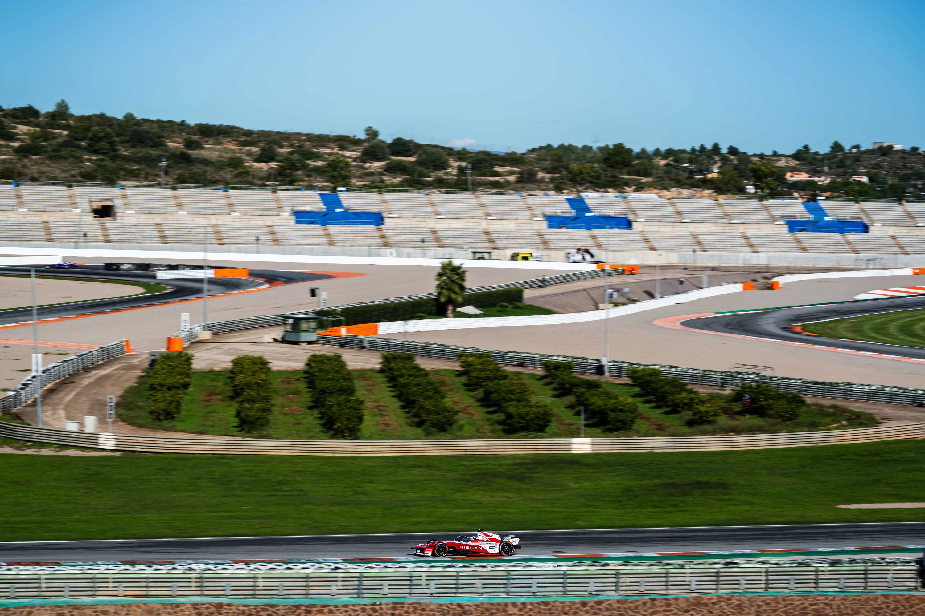 Vue d'ensemble du circuit Ricardo Tormo, la Nissan d'Oliver Rowland isolée sur la piste, Valence 2025