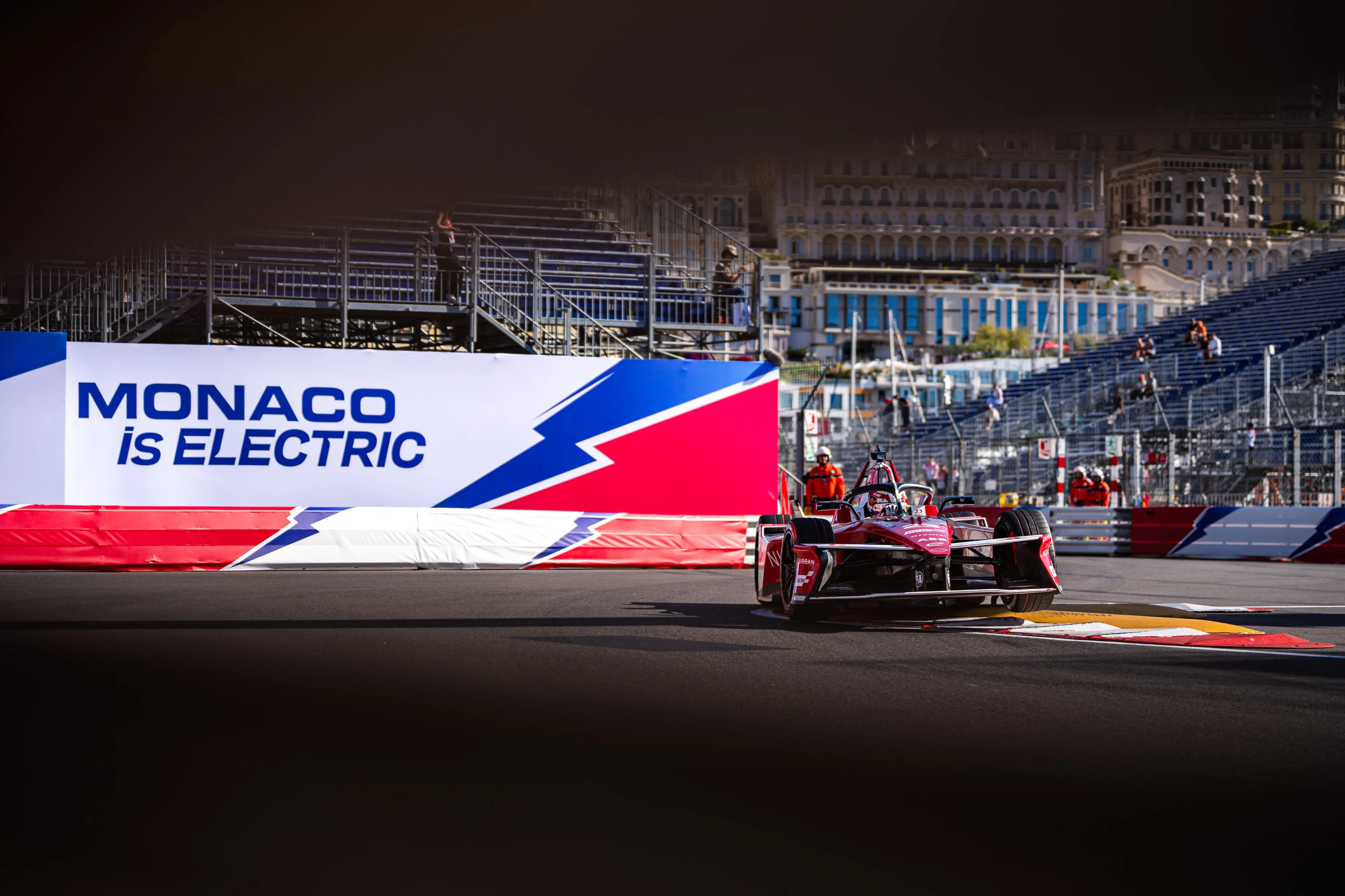 La Nissan de Norman Nato passe devant la banderole « Monaco is Electric », E-Prix de Monaco 2026