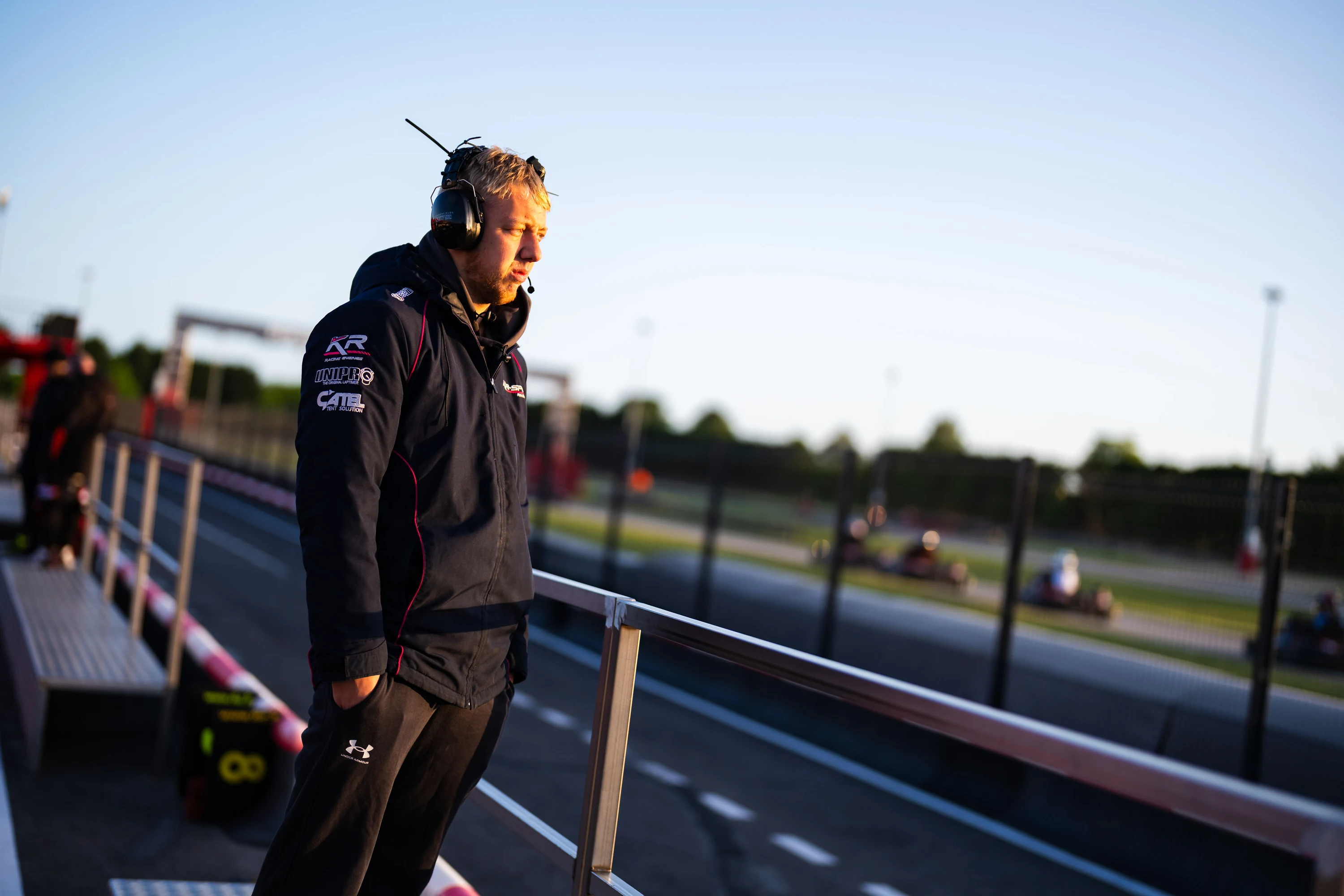 Un directeur de course observe la piste depuis la ligne des stands