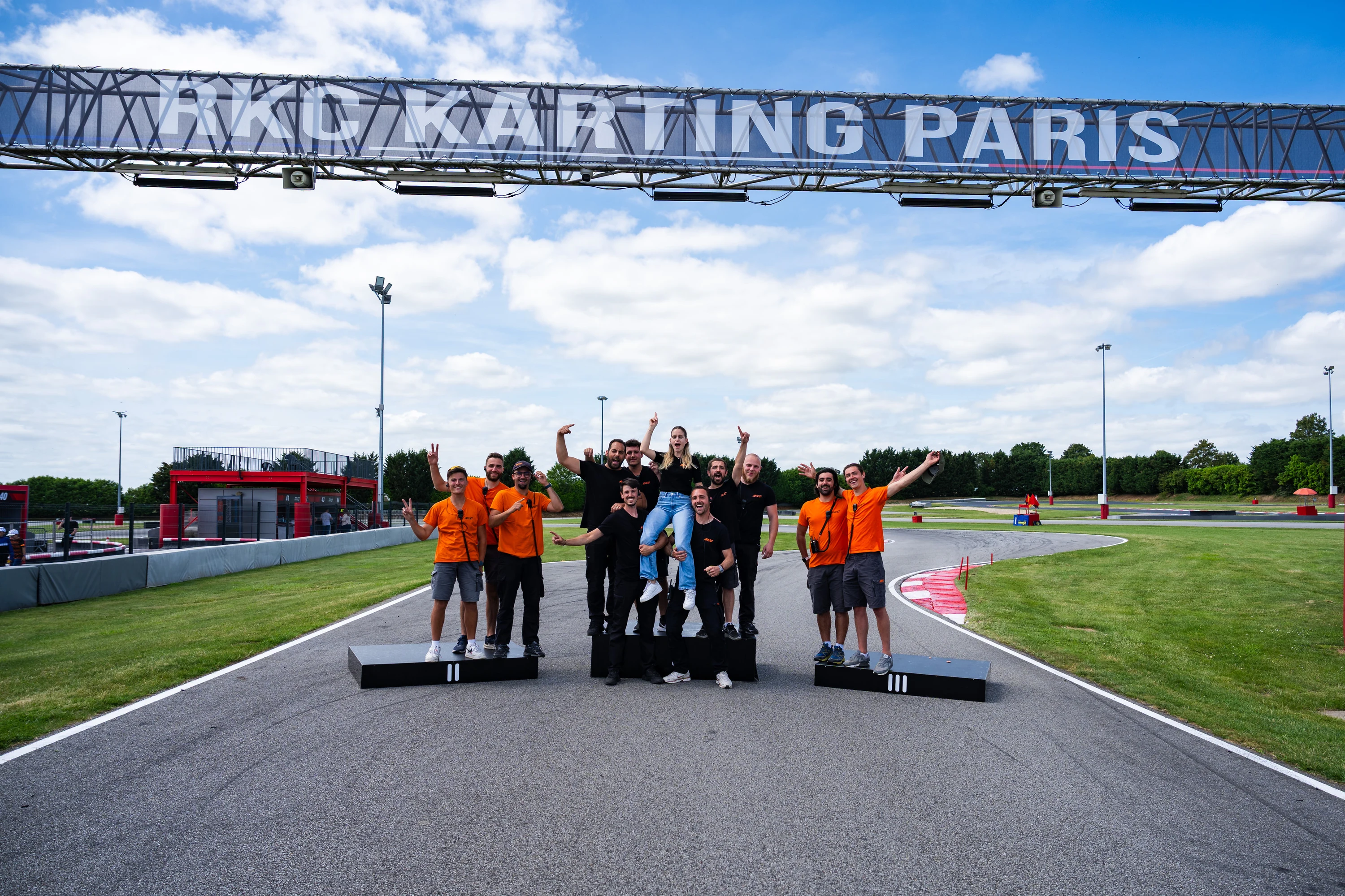 L'équipe gagnante sur le podium sous le portique RKC Karting Paris