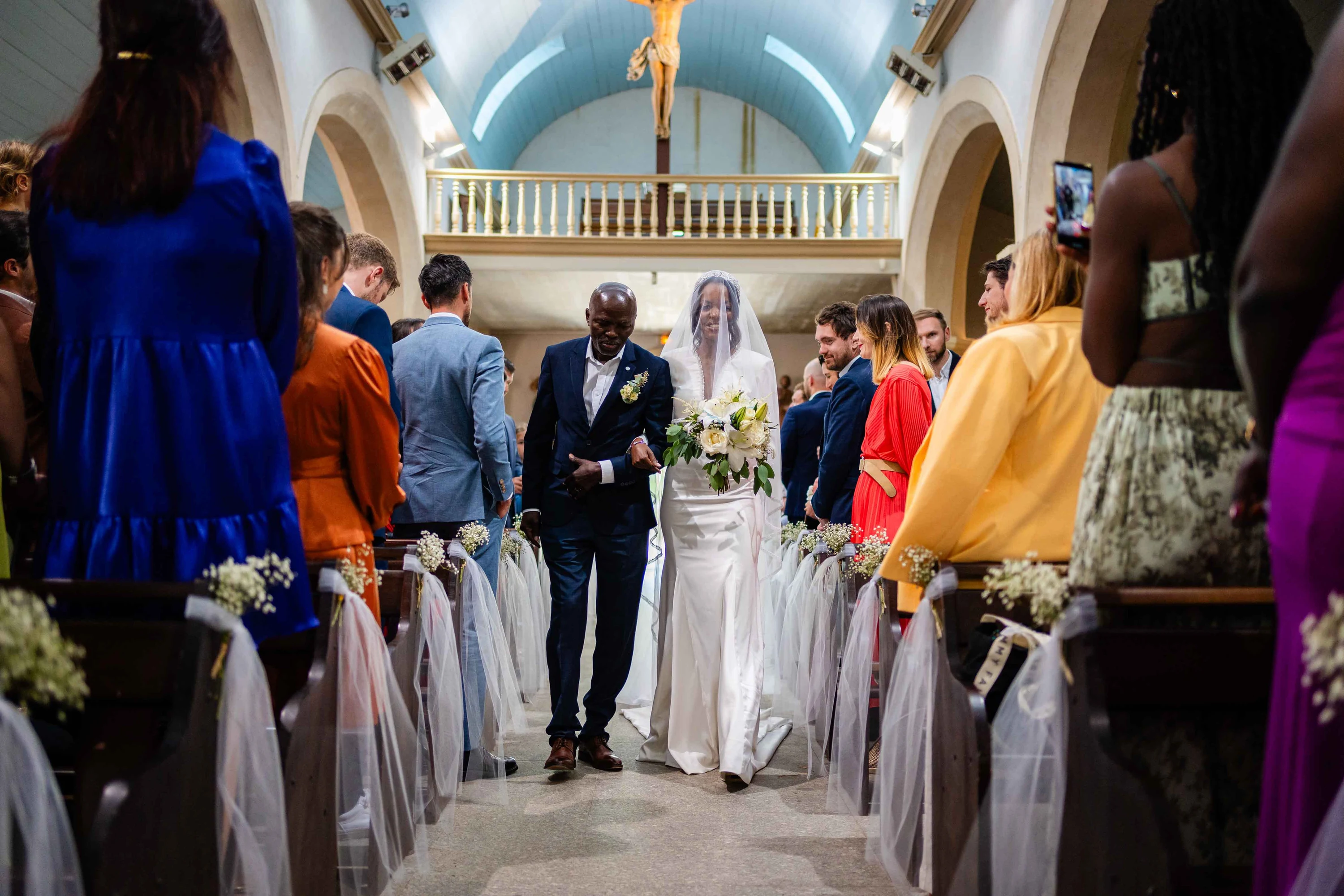 Amandine remonte l'allée de l'église de Belle-Île-en-Mer au bras de son père