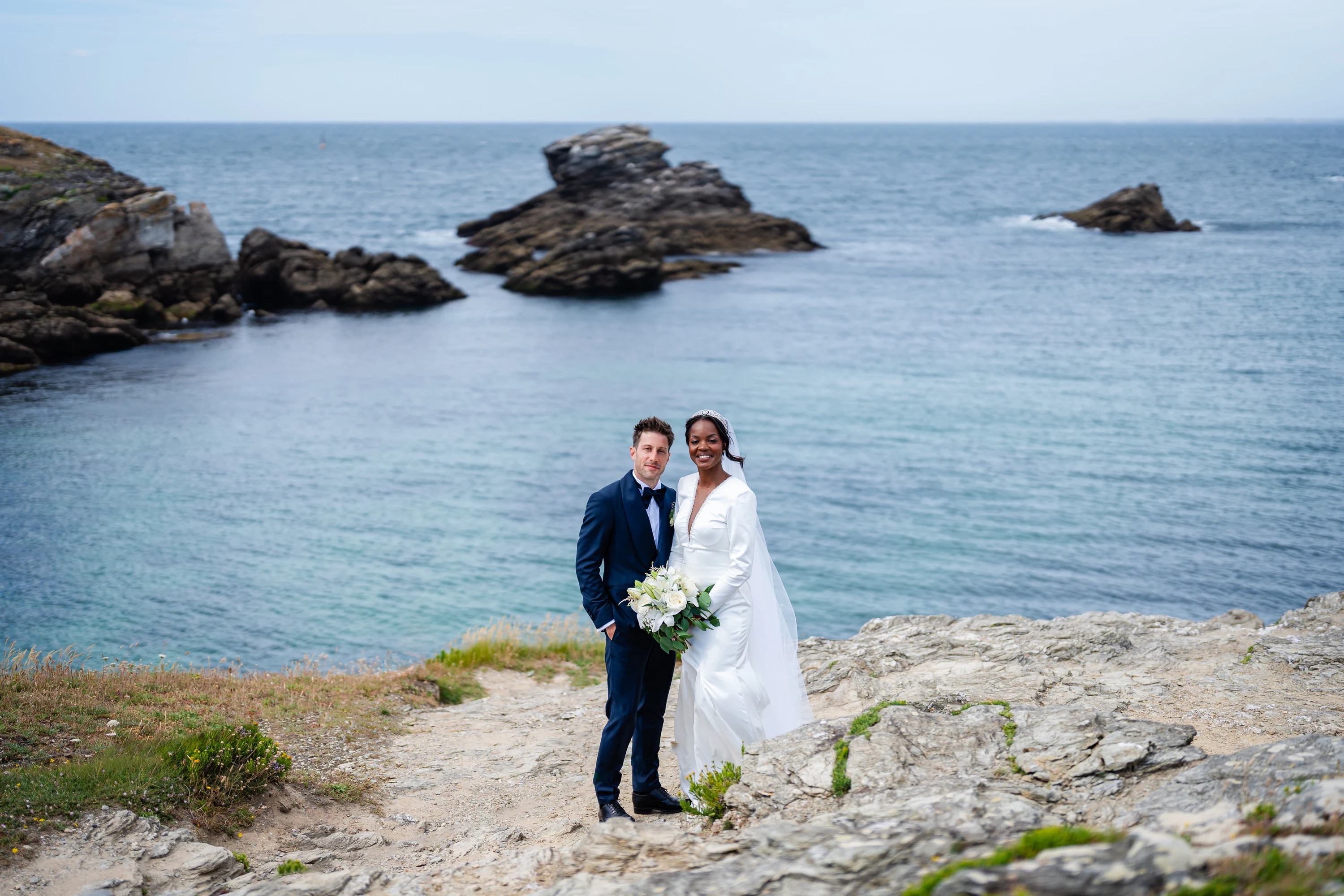 Amandine et Benjamin minuscules sur les rochers de la côte sauvage de Belle-Île-en-Mer