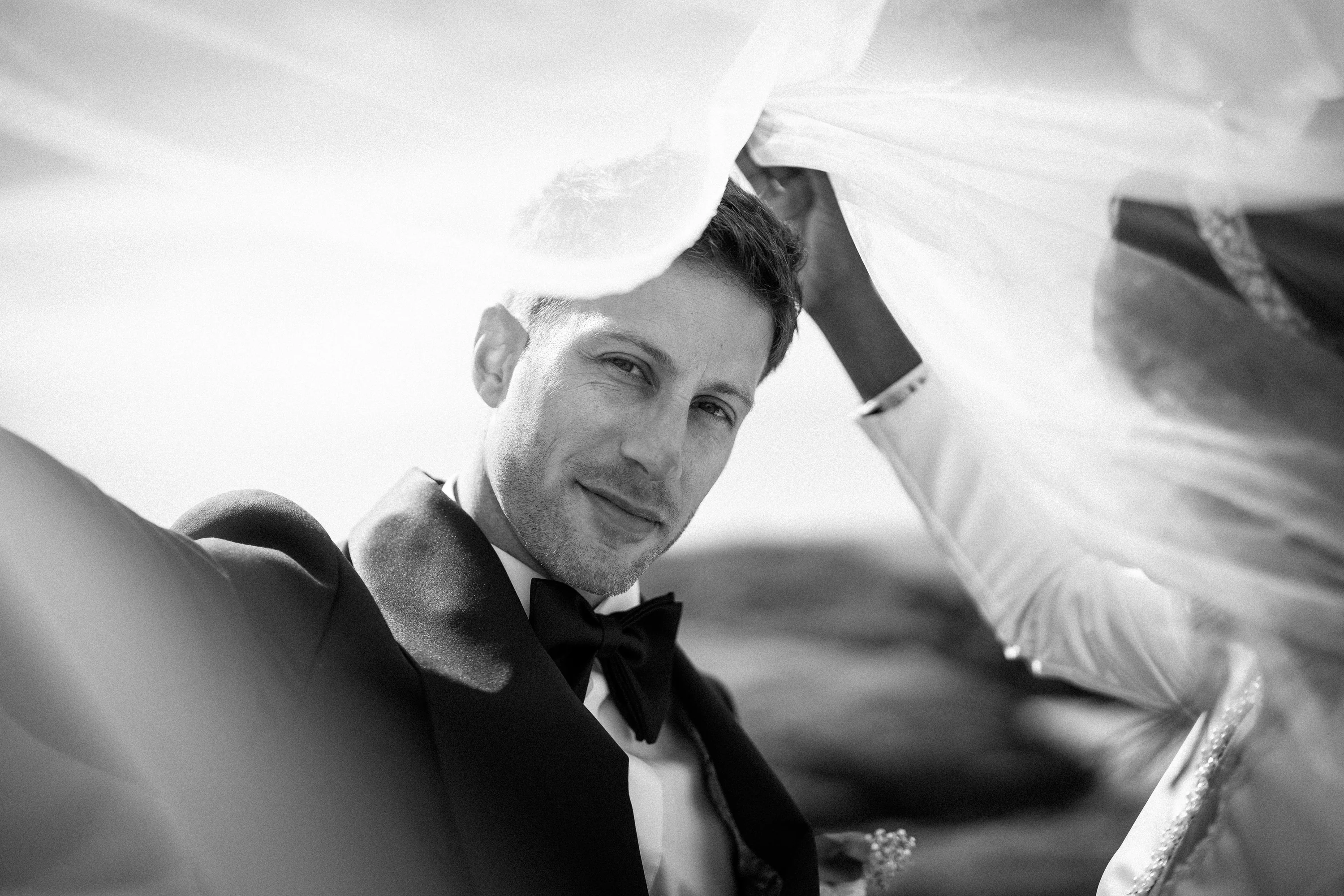 Portrait en noir et blanc de Benjamin sous le voile d'Amandine