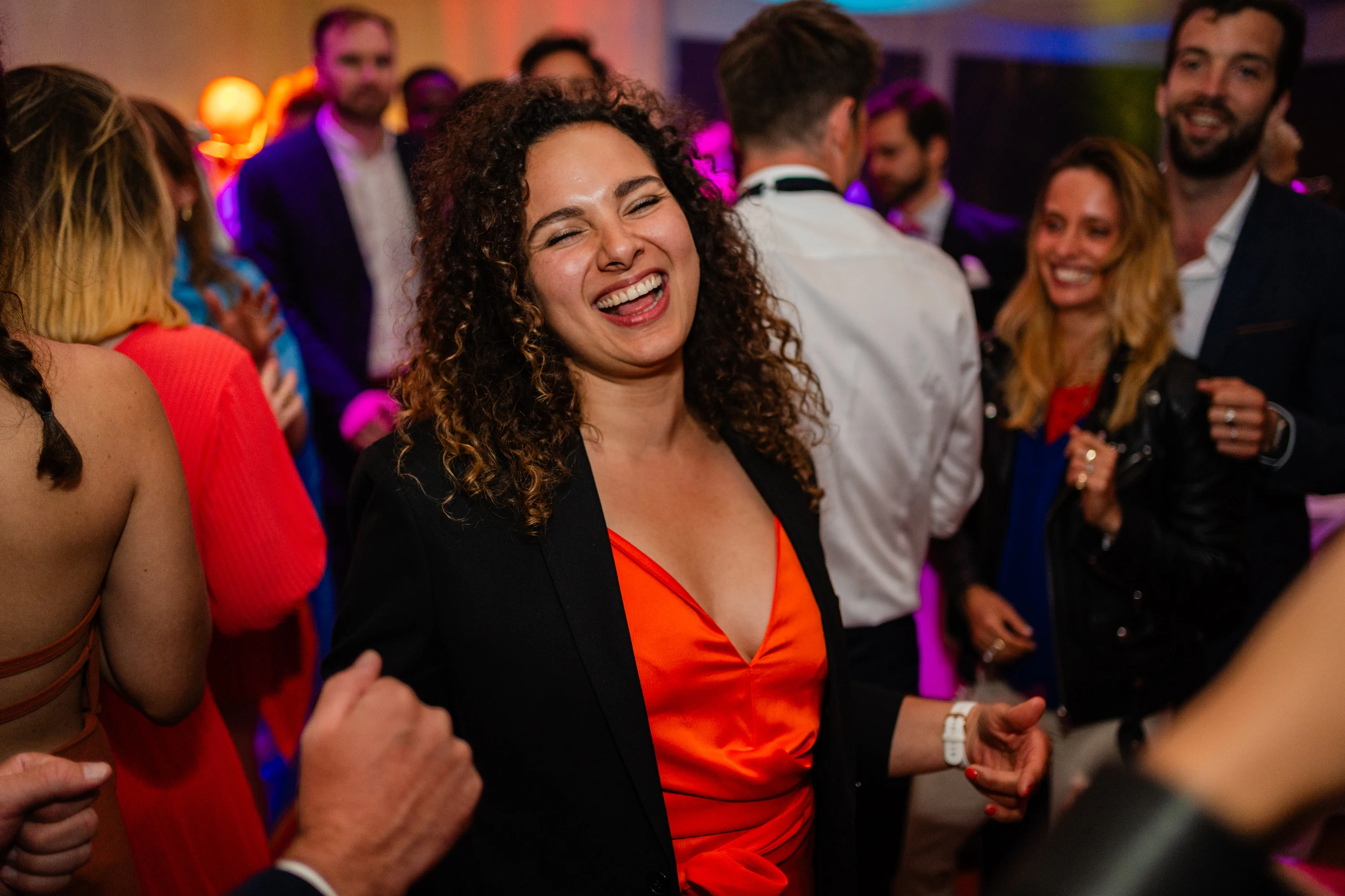 Une invitée en pleine danse au cœur de la piste, tard dans la nuit