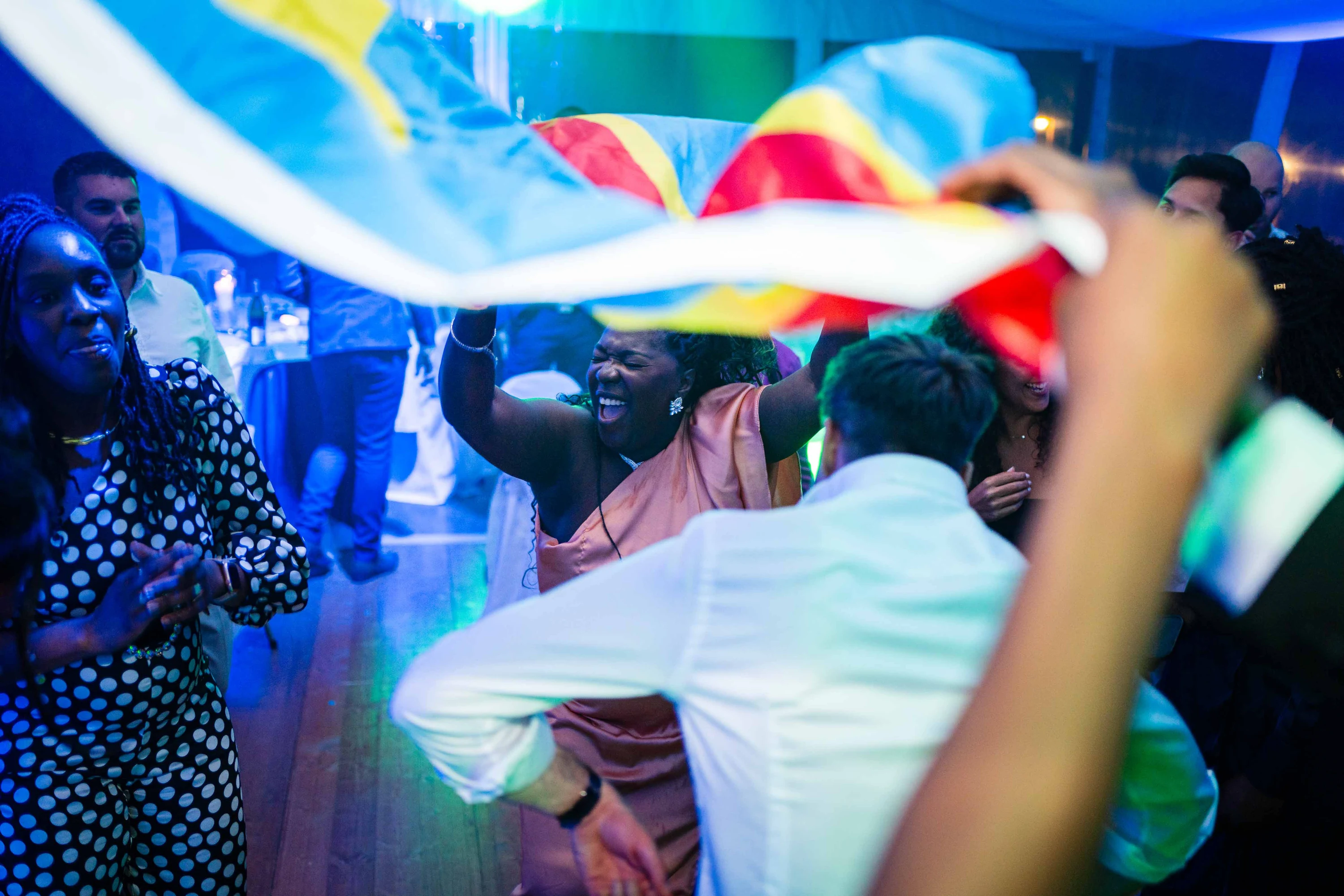 Un drapeau déployé au-dessus de la piste de danse en fin de soirée