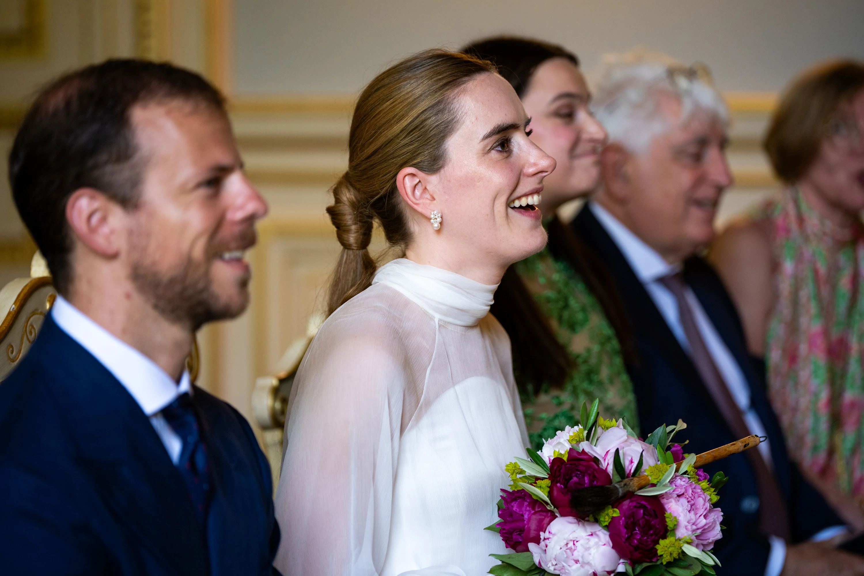 Hélène et Thomas assis pendant la célébration de leur mariage civil