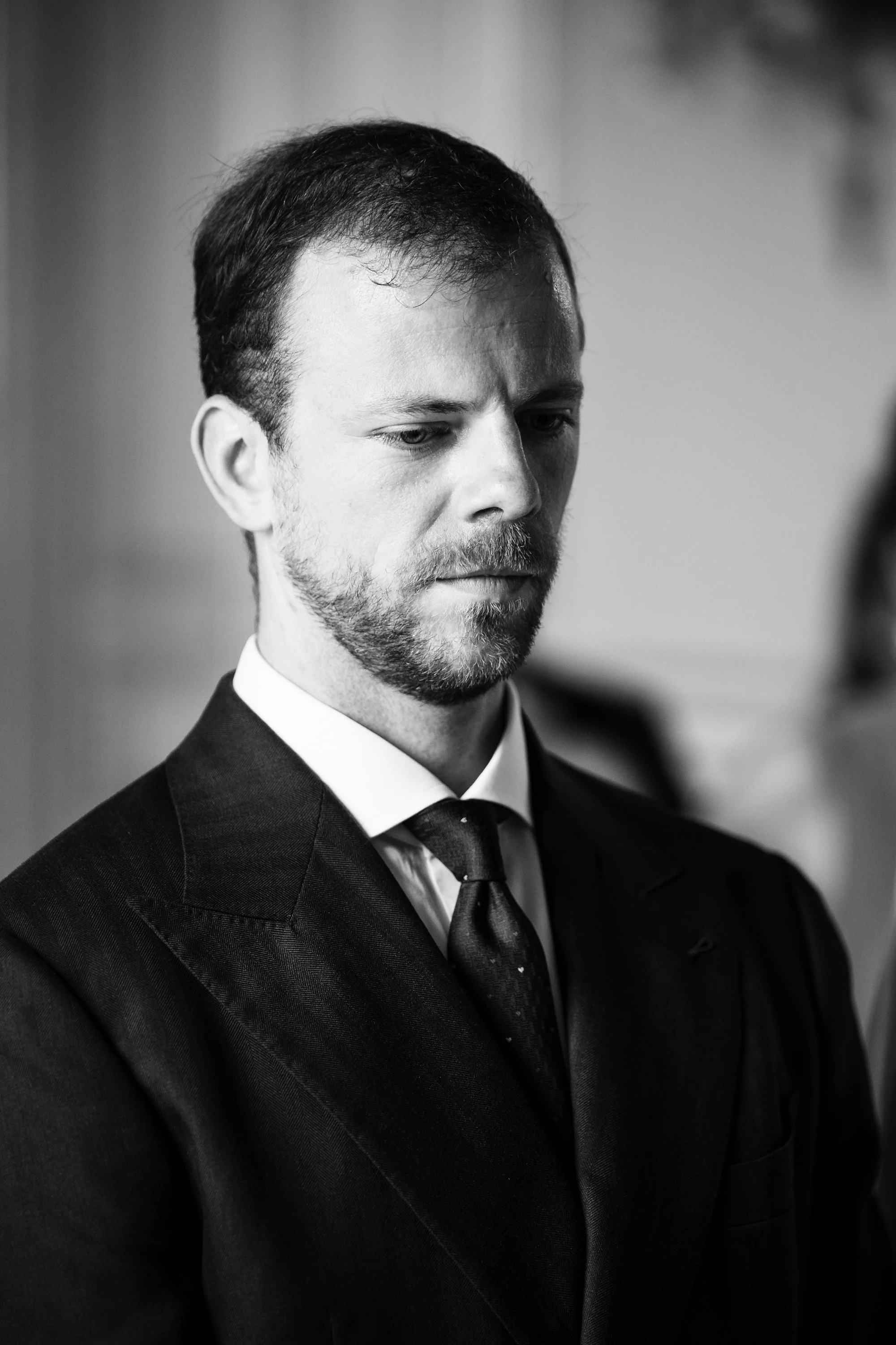 Portrait en noir et blanc de Thomas le jour de son mariage civil